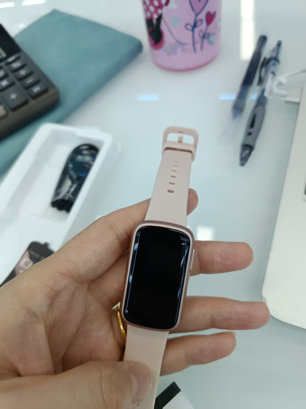 The RM52 smart bracelet features a square color screen for incoming call alerts, health monitoring, and making and receiving calls Application Scenario