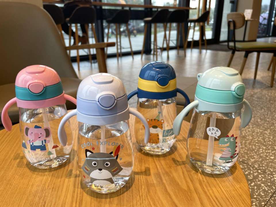 X102-305 Children's plastic cup with straw, heat-resistant and shock-resistant school drinking cup, portable for primary and secondary school students, anti-drop height detail image 1