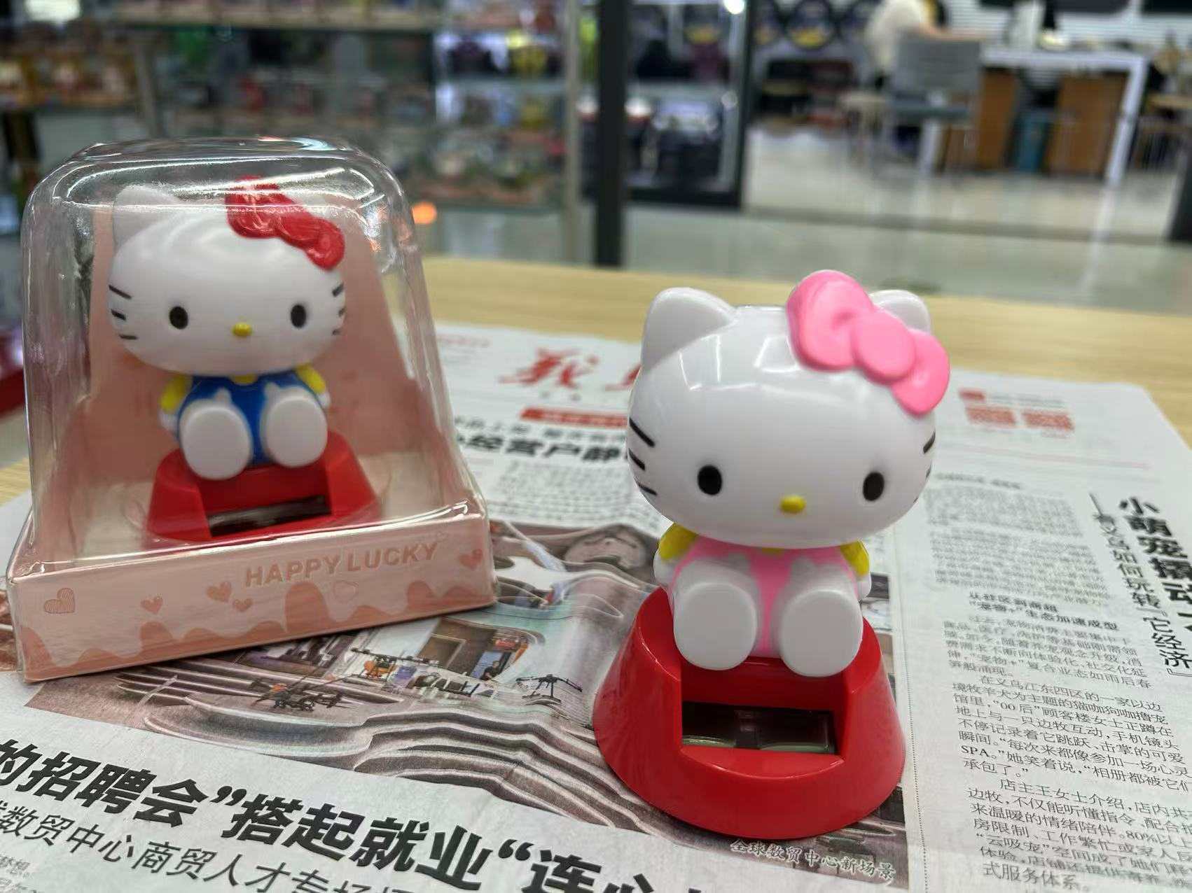 hellokitty摇头摆件高颜值太阳能汽车摆件卡通可爱装饰凯蒂猫玩具
