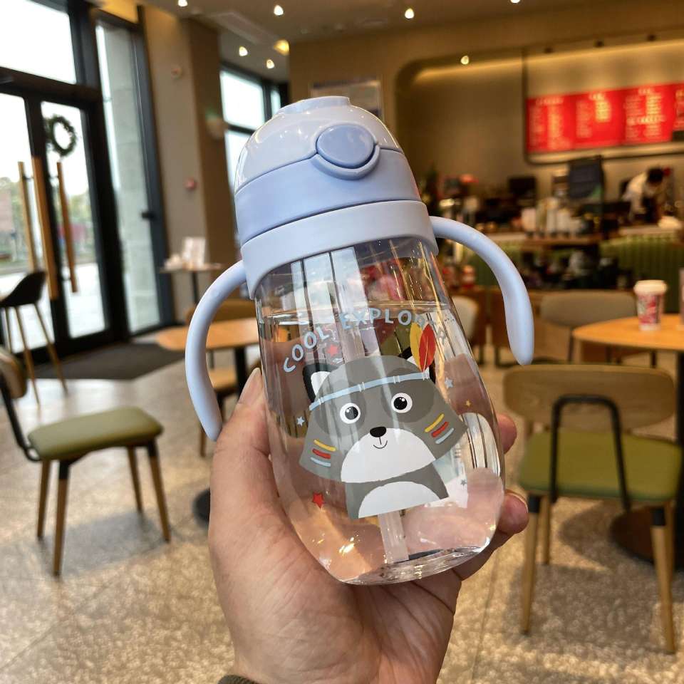 X102-305 Children's plastic cup with straw, heat-resistant and shock-resistant school drinking cup, portable for primary and secondary school students, anti-drop height Application Scenario