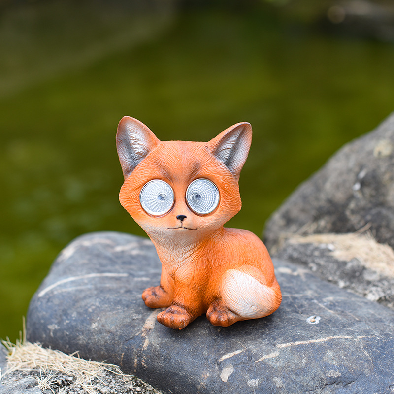 Outdoor solar-powered statue, little fox ornament, American-style outdoor garden simulation animal resin decorative garden ornament full figure