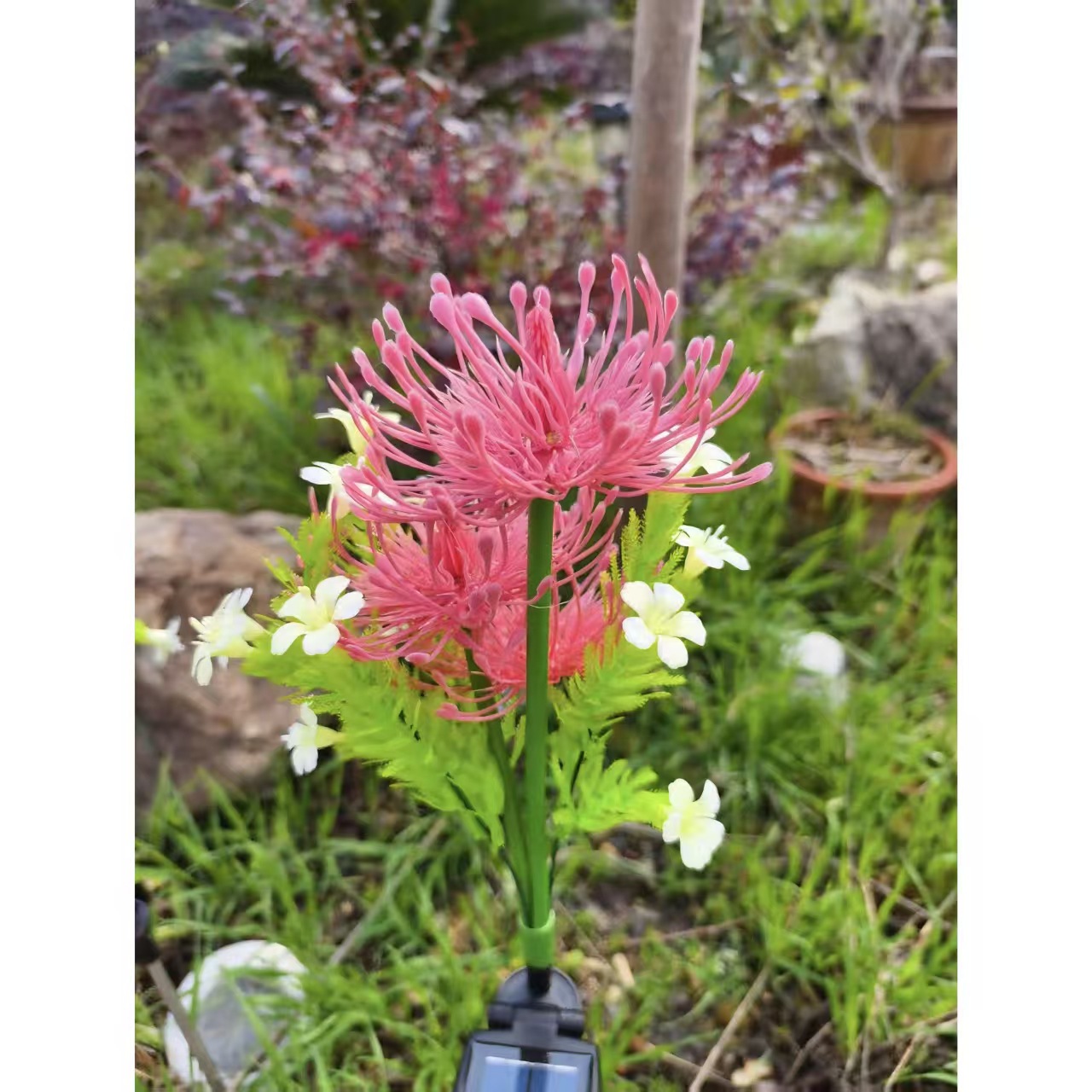 New solar-powered outdoor lawn light, anti-realistic red spider lily decorative light, courtyard landscape ground insertion everlasting flower lawn light Application Scenario
