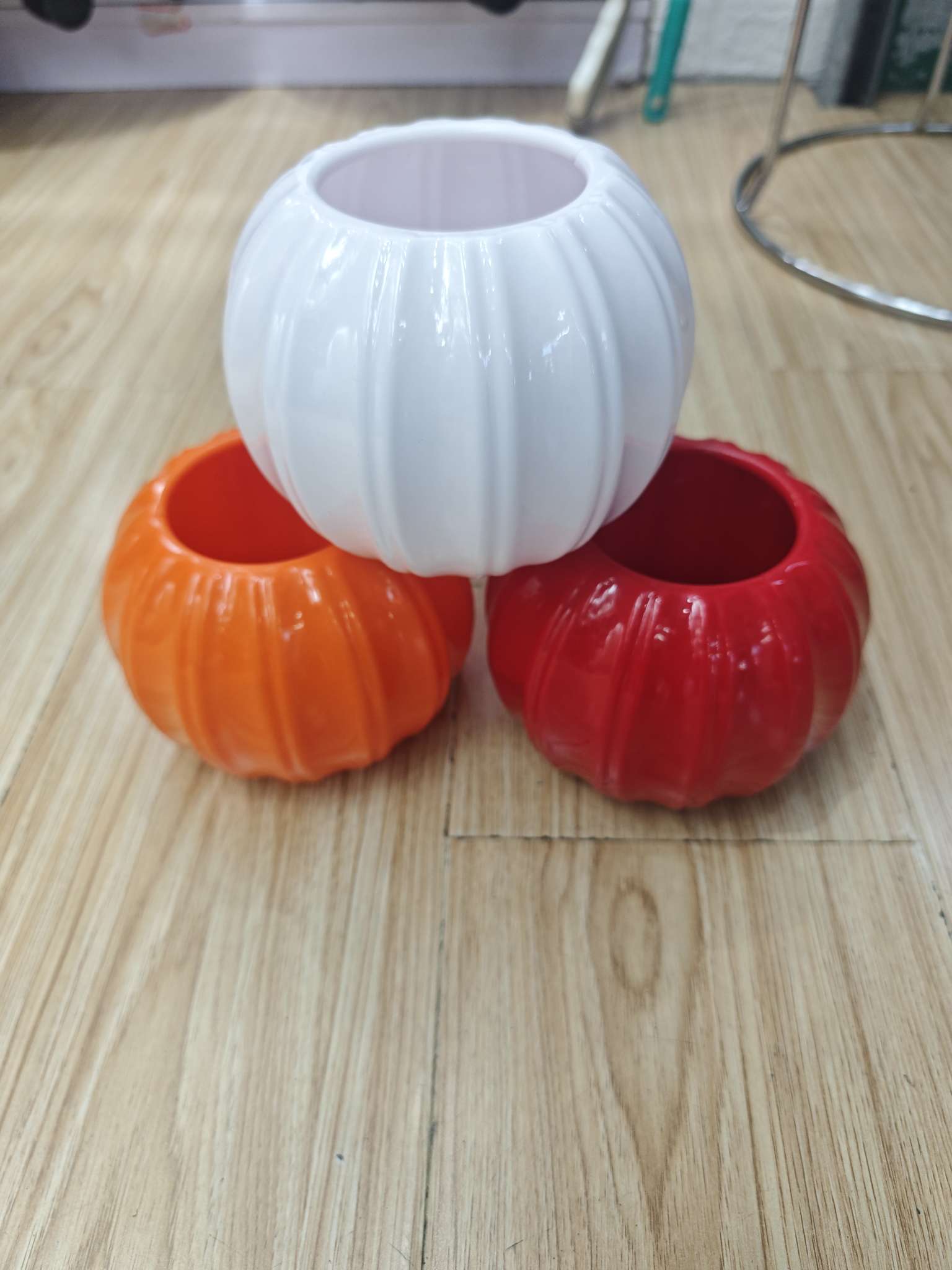 Ceramic imitation plastic pumpkin New Year flower arrangement flowerpot, eco-friendly material, red fruit artificial flower arrangement flowerpot