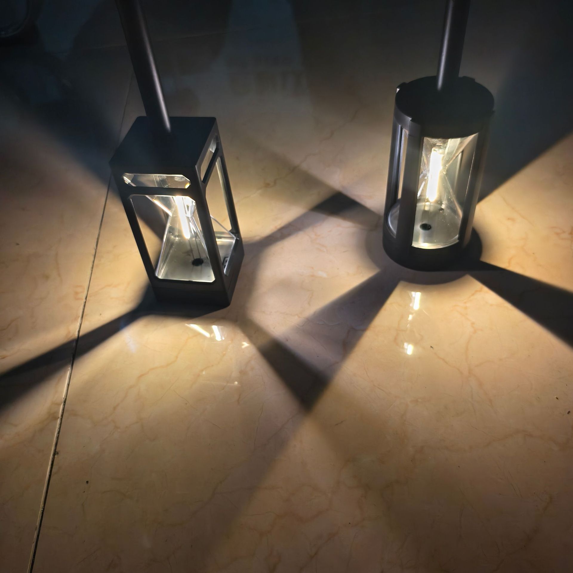 Solar-powered lawn lights, outdoor decorative garden and courtyard lights, villa home atmosphere, tungsten filament ground plug lights, lawn lights details Picture