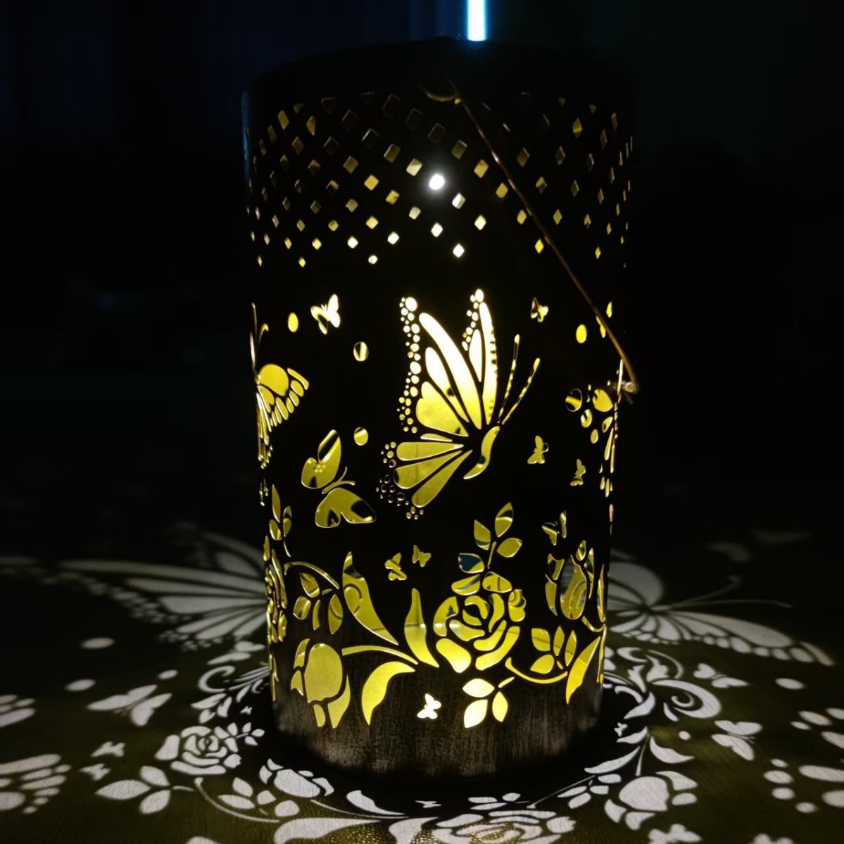 Cross-border new products: European and American style courtyard night scene lights, hollowed-out projection garden landscaping, outdoor waterproof iron art lanterns, butterflies full figure