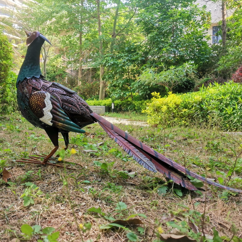 Outdoor solar lamps decorate the garden courtyard with animal statues and ironwork paintings of birds and pheasants for export from the UK and the US Application Scenario