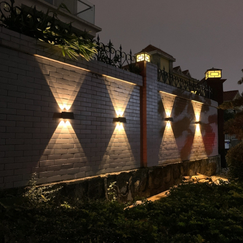 Amazon's new solar-powered wall-washing light for villas, courtyards, outdoor fences, ambient lighting, and waterproof wall lamps that emit light up and down Application Scenario