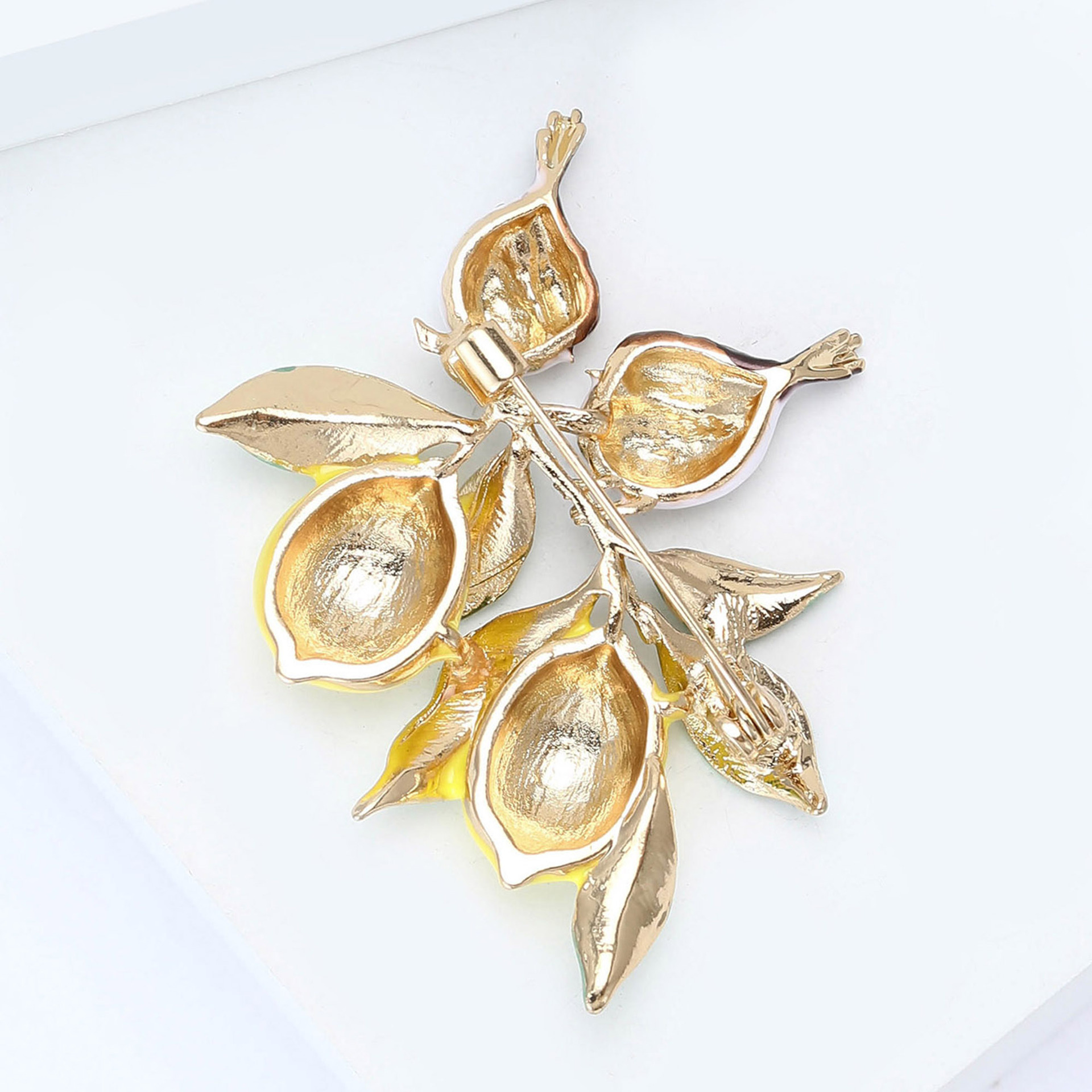 Oil drip lemon brooch, enamel oil alloy fruit brooch, bird brooch, cartoon brooch, silk scarf buckle pin Application Scenario