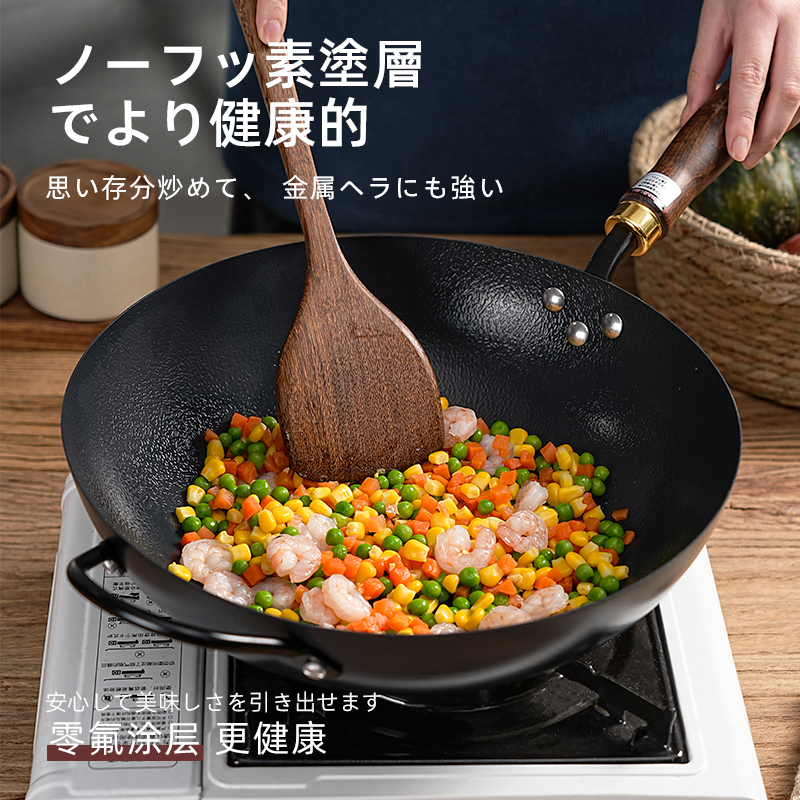 A 32cm large-diameter double-bottom wok from Karari, Japan, is physically non-stick with a handle and comes with a lid made of titanium and iron Specification image