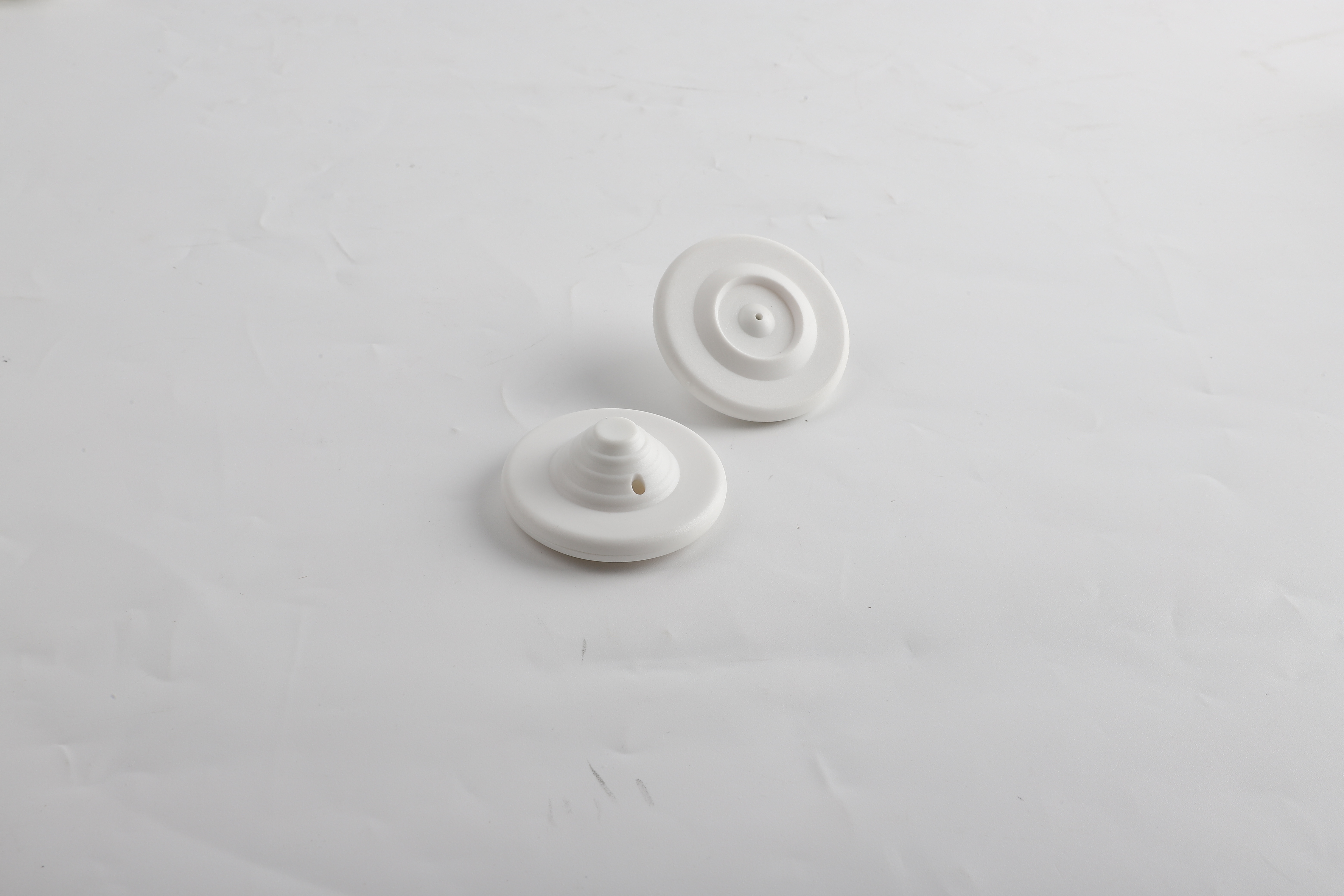 Straw hat anti-theft buckle, supermarket anti-theft buckle, clothing anti-theft magnetic buckle, shopping mall anti-theft radio frequency sound magnetic anti-theft buckle Application Scenario