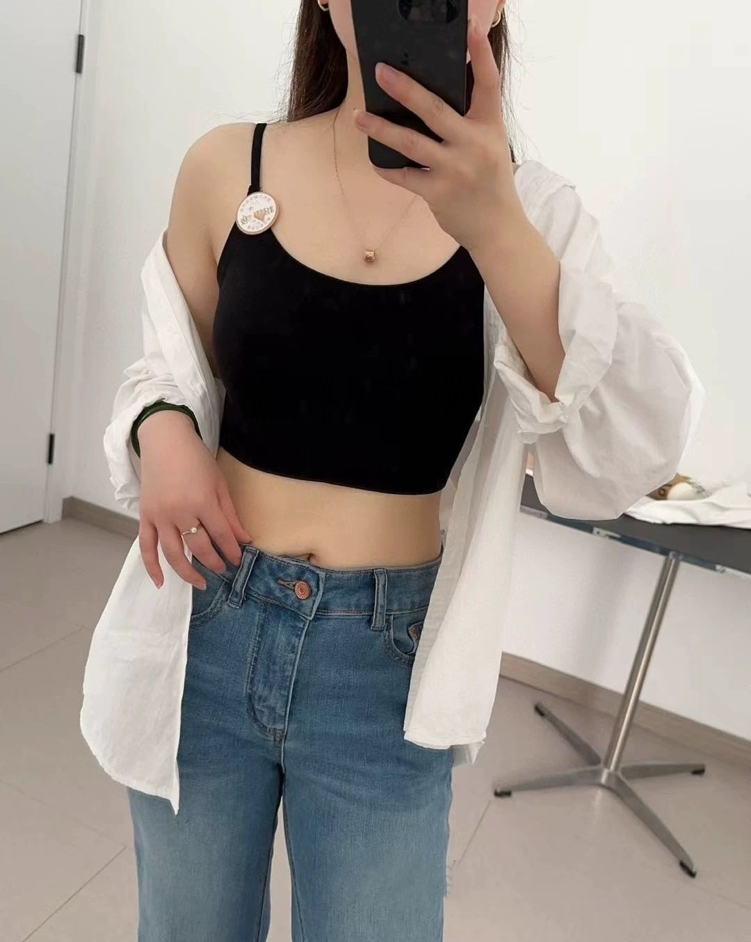 Traceless foundation, autumn and winter brushed, invisible bra, one-piece fixed cup, traceless adjustable straps, soft support vest Application Scenario