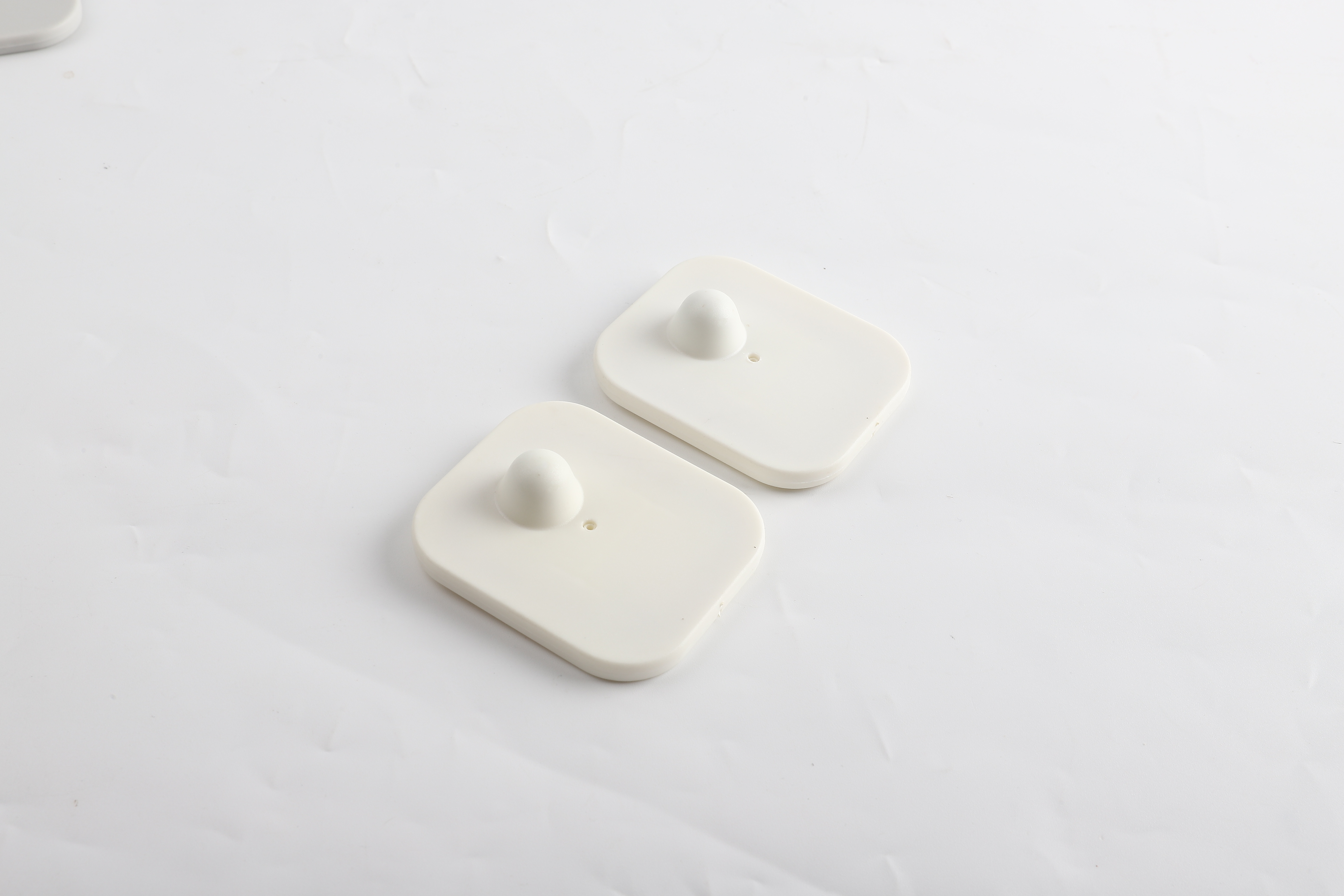 Dafang Buckle EAS Supermarket Anti-theft buckle, clothing anti-theft magnetic buckle, Shopping Mall anti-theft radio frequency sound magnetic anti-theft buckle Application Scenario