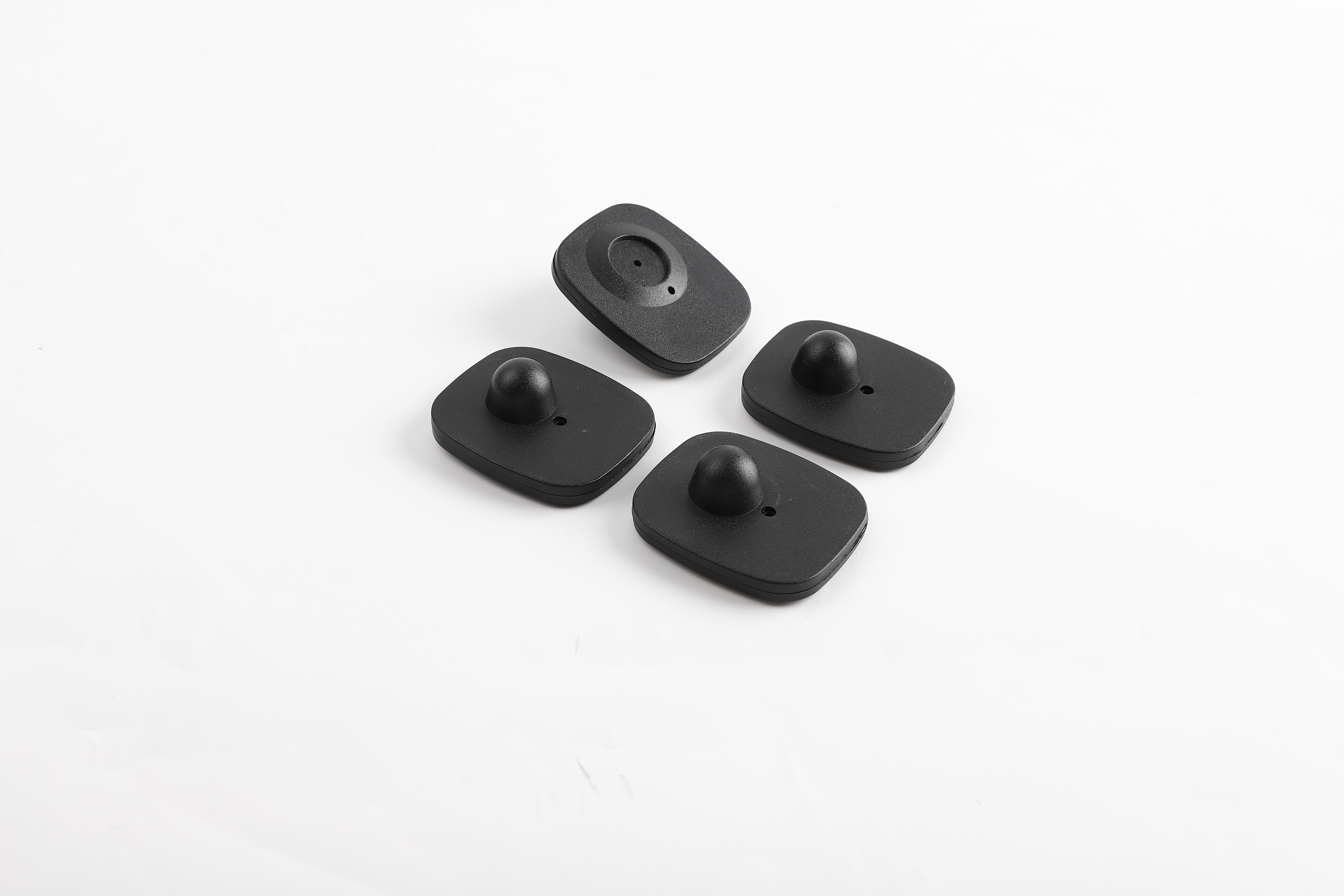 Black small square anti-theft buckle, supermarket anti-theft buckle, clothing anti-theft magnetic buckle, shopping mall anti-theft radio frequency sound magnetic anti-theft buckle Application Scenario