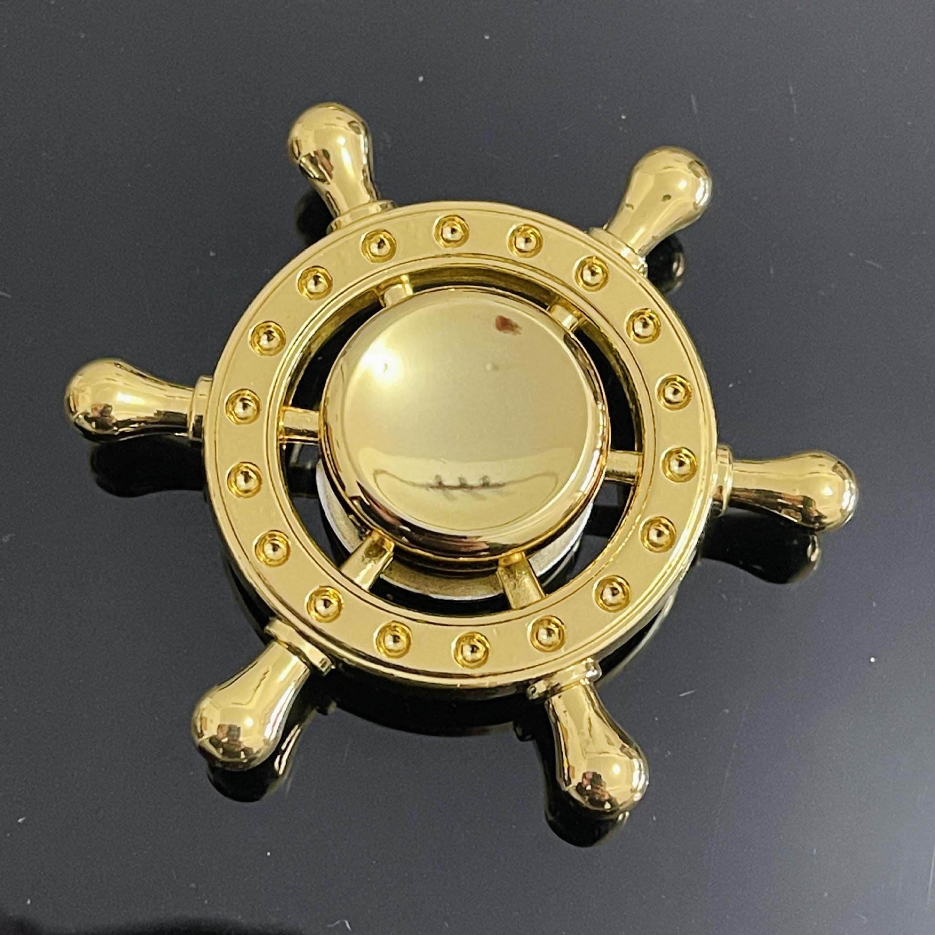 Xu Jutao Factory wholesale alloy fidget spinner Gold series stress-relieving fidget spinner wholesale at street stalls and night markets Application Scenario