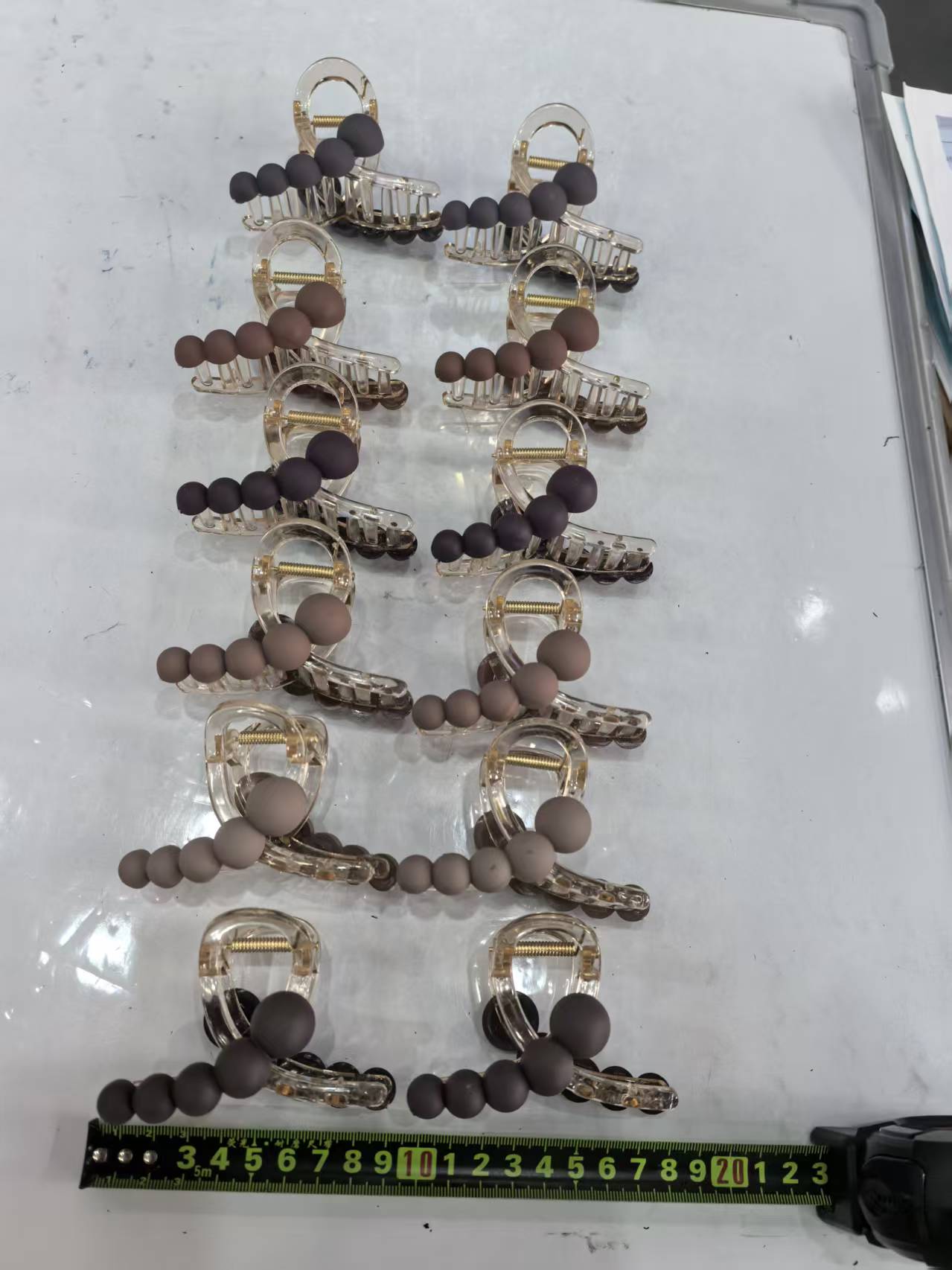 8 cm high, eight-grab clamp with pearls details Picture