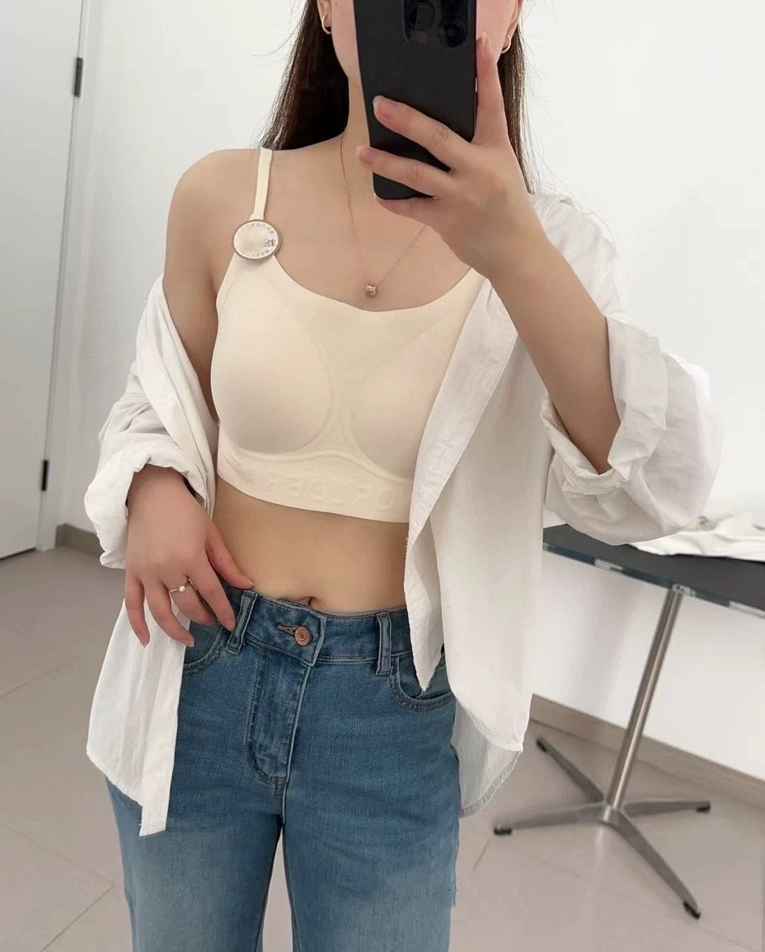 Traceless foundation, autumn and winter brushed, invisible bra, one-piece fixed cup, traceless adjustable straps, soft support vest details Picture