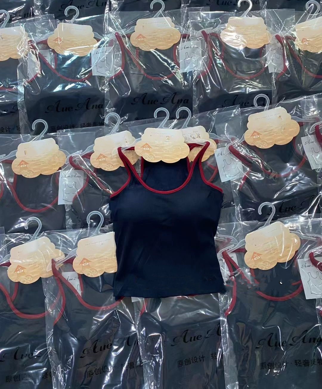 For autumn and winter, wear a color-blocking I-shaped halter top with a threaded U-neck halter top and a cup-shaped bottom layer top pic 16