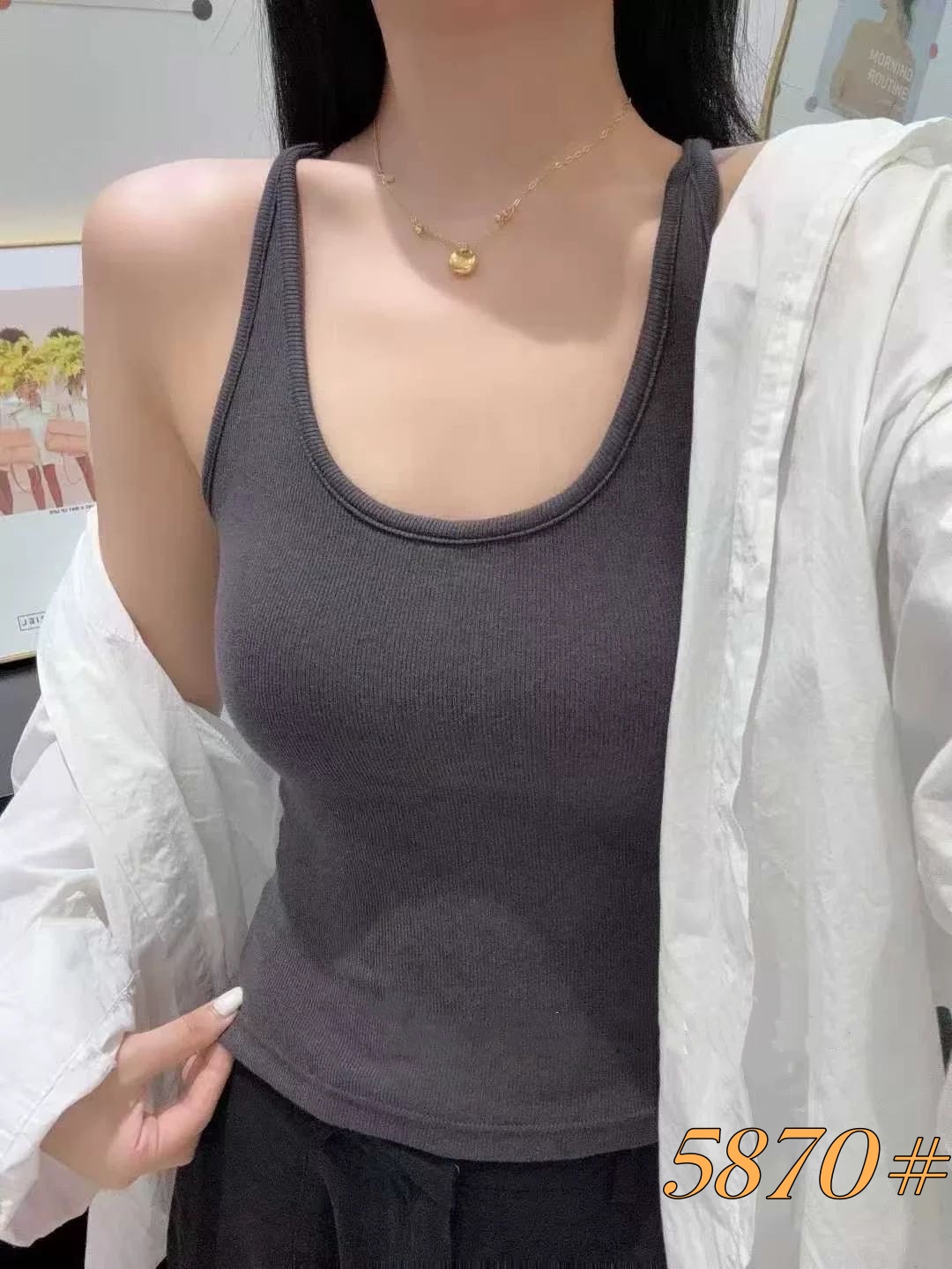 For autumn and winter, wear a color-blocking I-shaped halter top with a threaded U-neck halter top and a cup-shaped bottom layer top pic 26