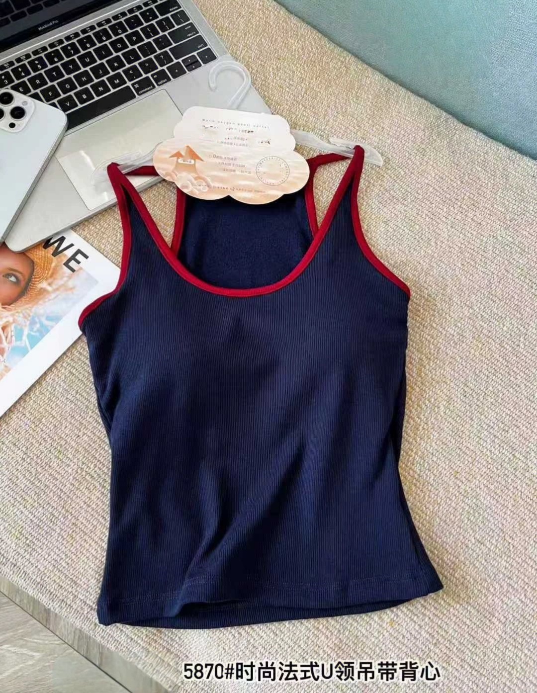 For autumn and winter, wear a color-blocking I-shaped halter top with a threaded U-neck halter top and a cup-shaped bottom layer top pic 13