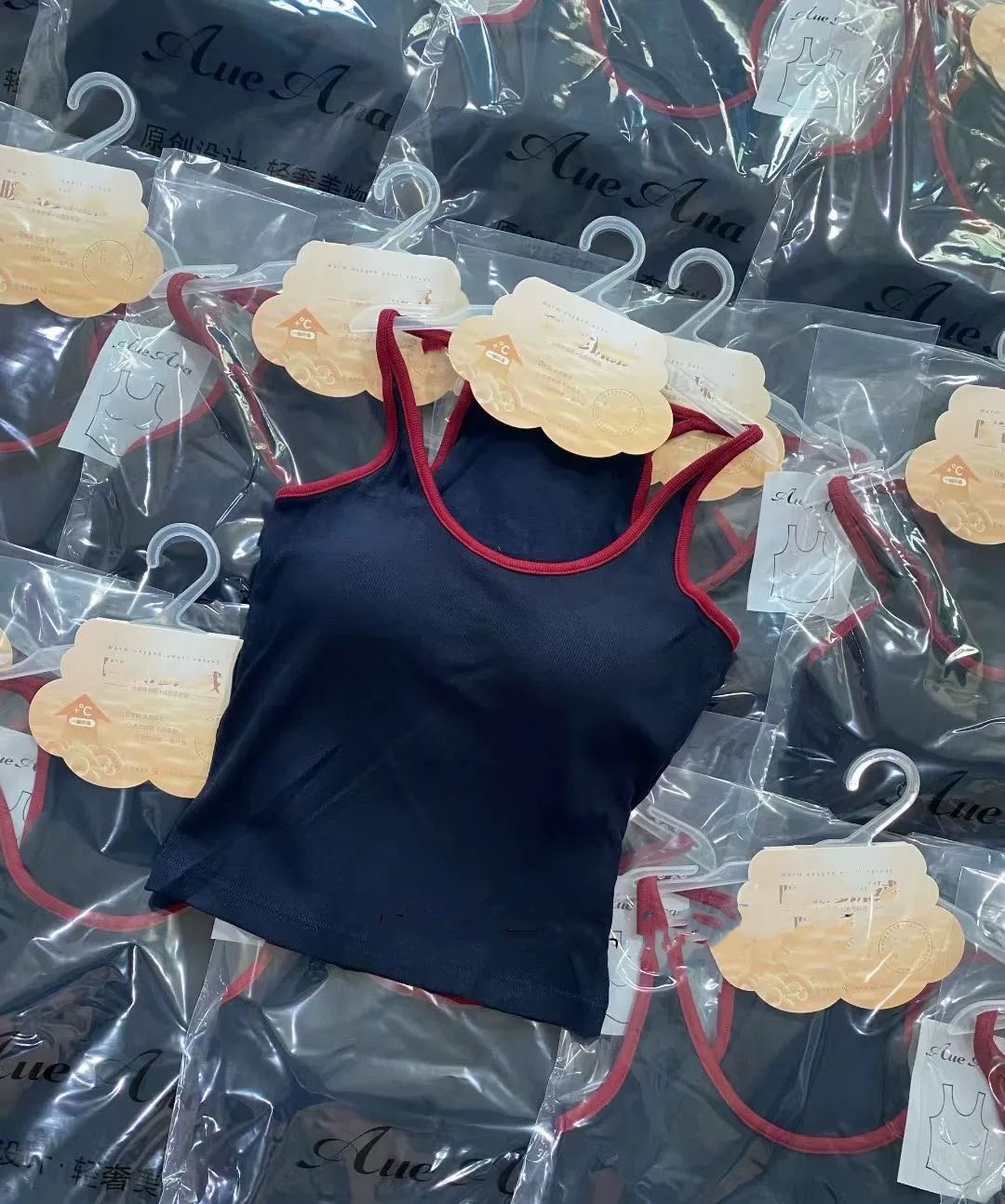 For autumn and winter, wear a color-blocking I-shaped halter top with a threaded U-neck halter top and a cup-shaped bottom layer top pic 11