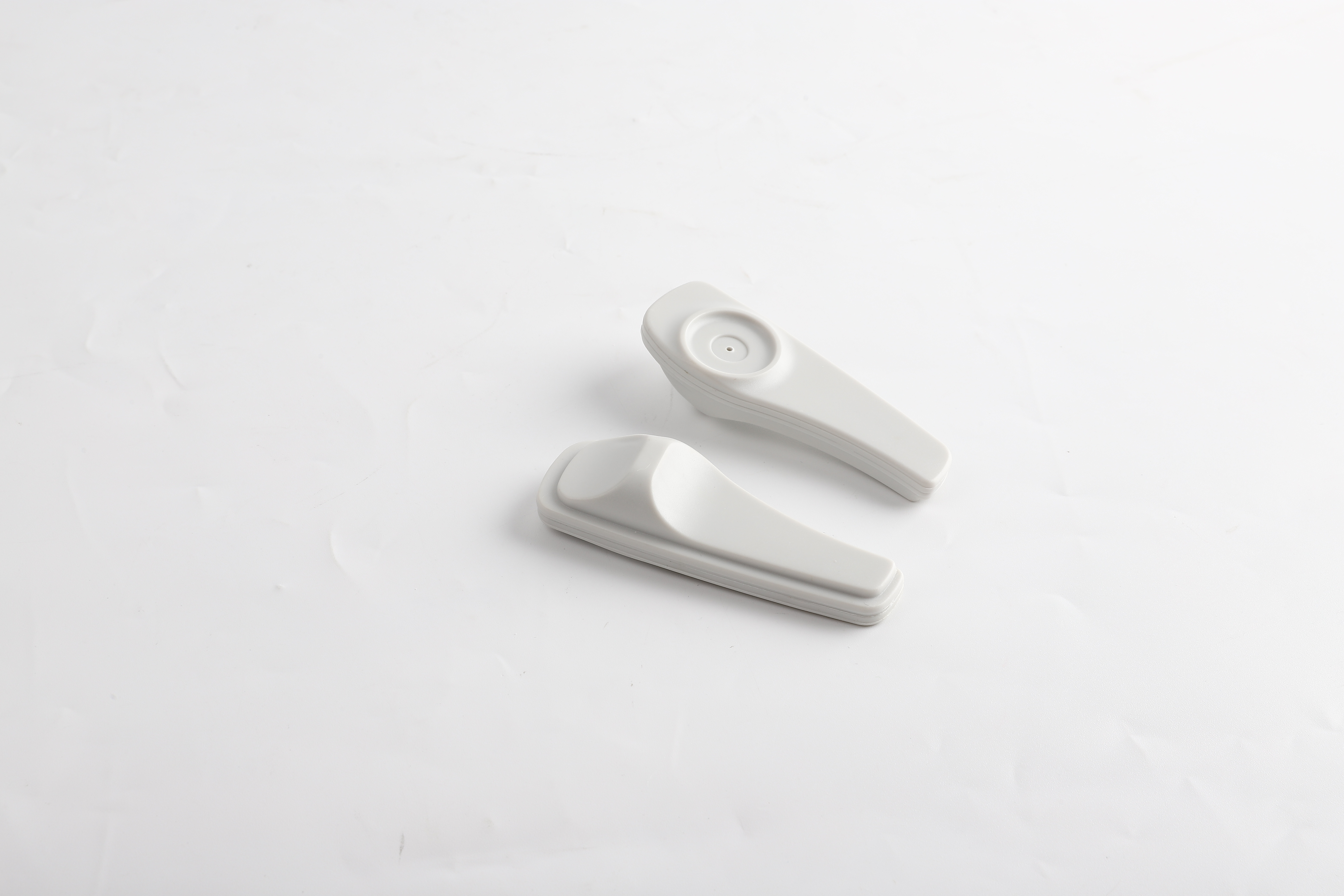 Shoe-shaped anti-theft buckles, supermarket anti-theft buckles, clothing anti-theft magnetic buckles, shopping mall anti-theft radio frequency sound magnetic anti-theft buckles Application Scenario