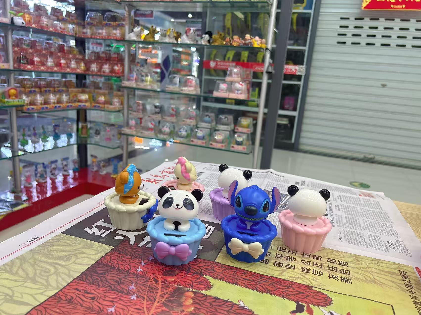 太阳能光感自动点头史迪仔熊猫办公室桌面摆件可爱轻松熊汽车摆件详情8