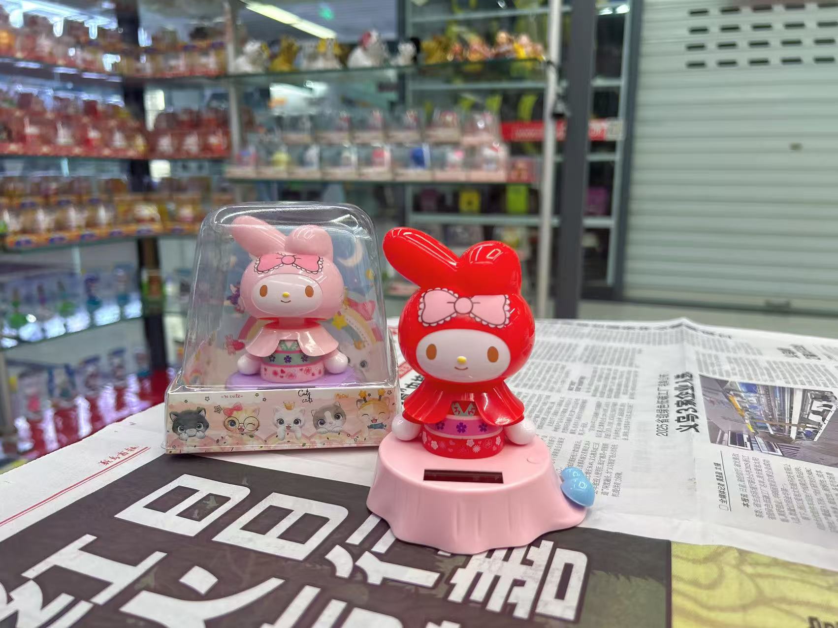 新款汽车摇头公仔甜品蛋糕底装饰品点头娃娃太阳能内饰摆件蝴蝶结详情3