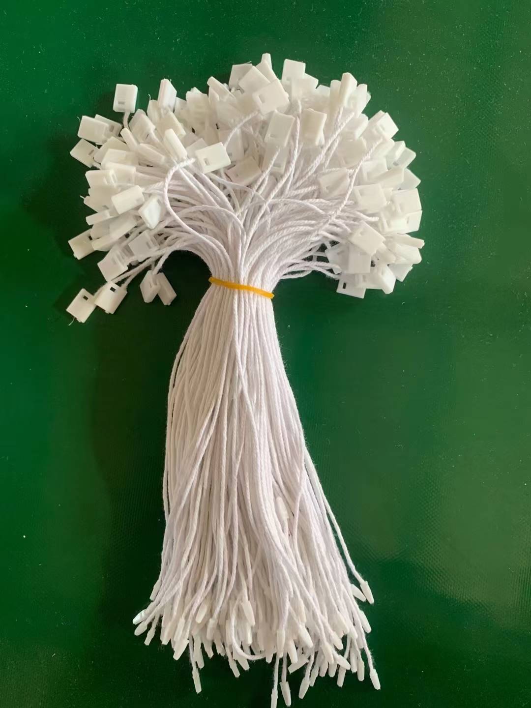 服装吊牌/吊粒/吊牌/吊卡塑料/吊绳挂绳产品图