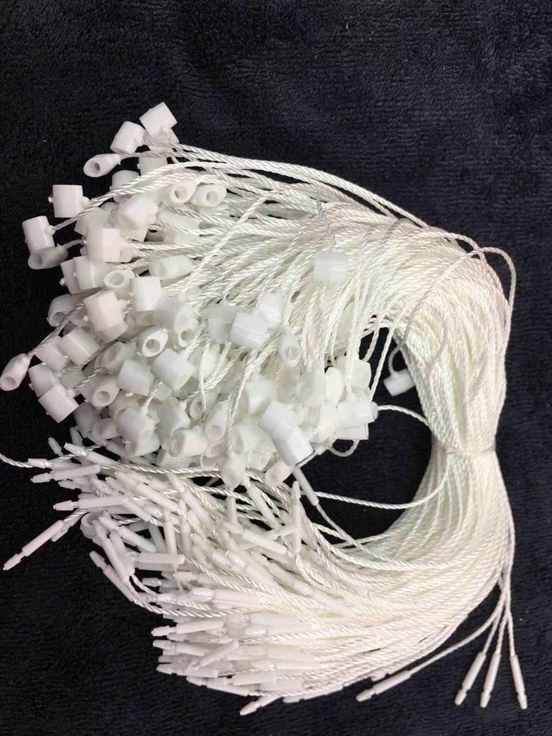 服装吊牌/吊粒/吊牌/吊卡塑料/吊绳挂绳白底实物图