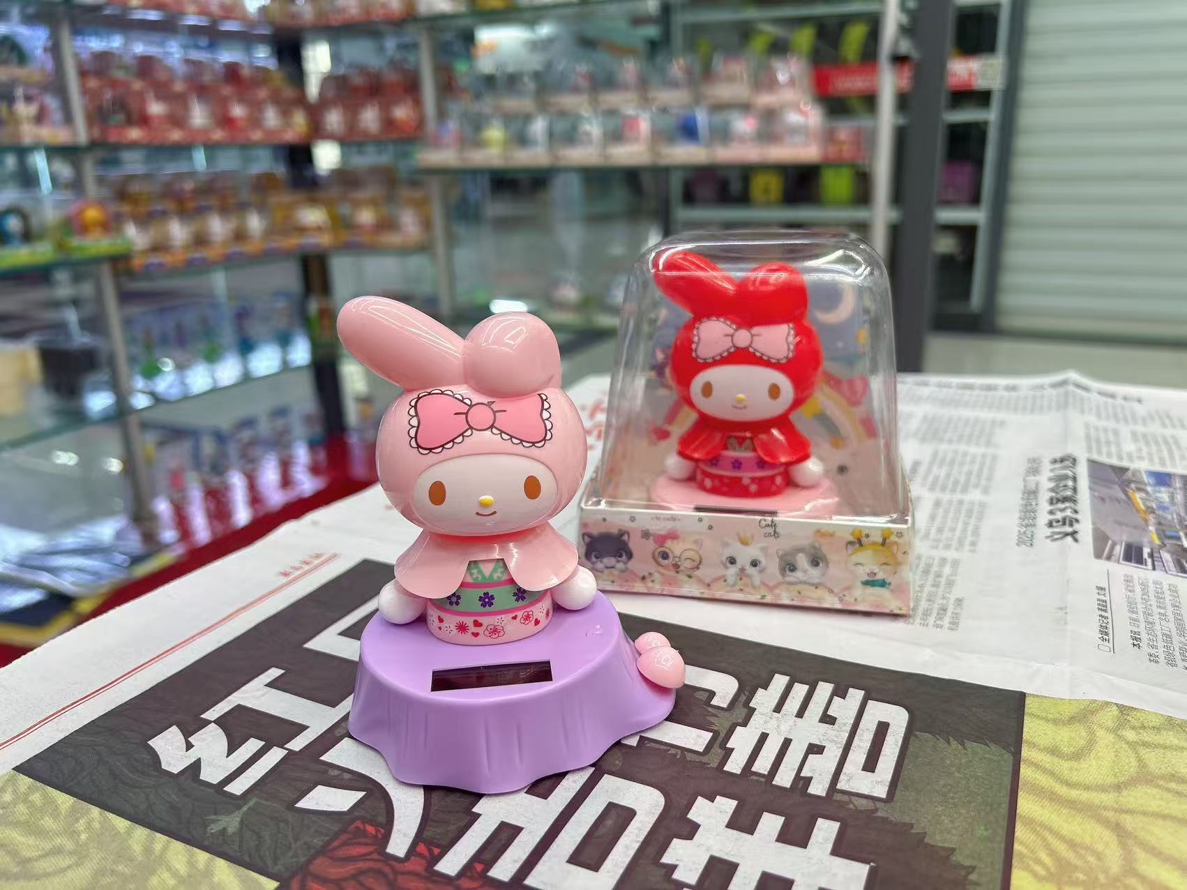 新款汽车摇头公仔甜品蛋糕底装饰品点头娃娃太阳能内饰摆件蝴蝶结详情4