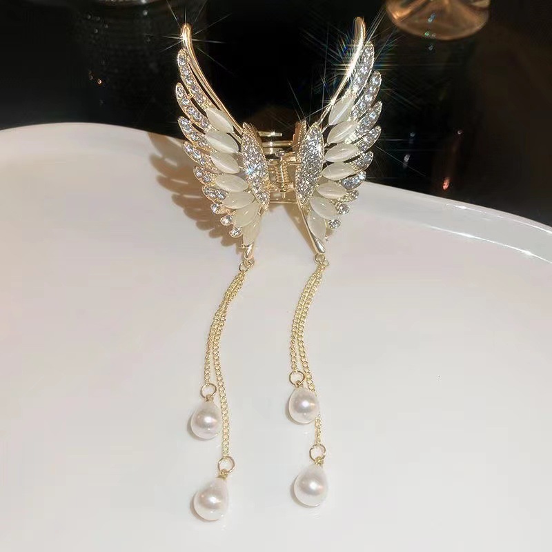 Alloy butterfly hair clips, high-end Korean style, exquisite pearl tassel hair accessories, semi-tied hair clips, women's headwear wholesale Application Scenario