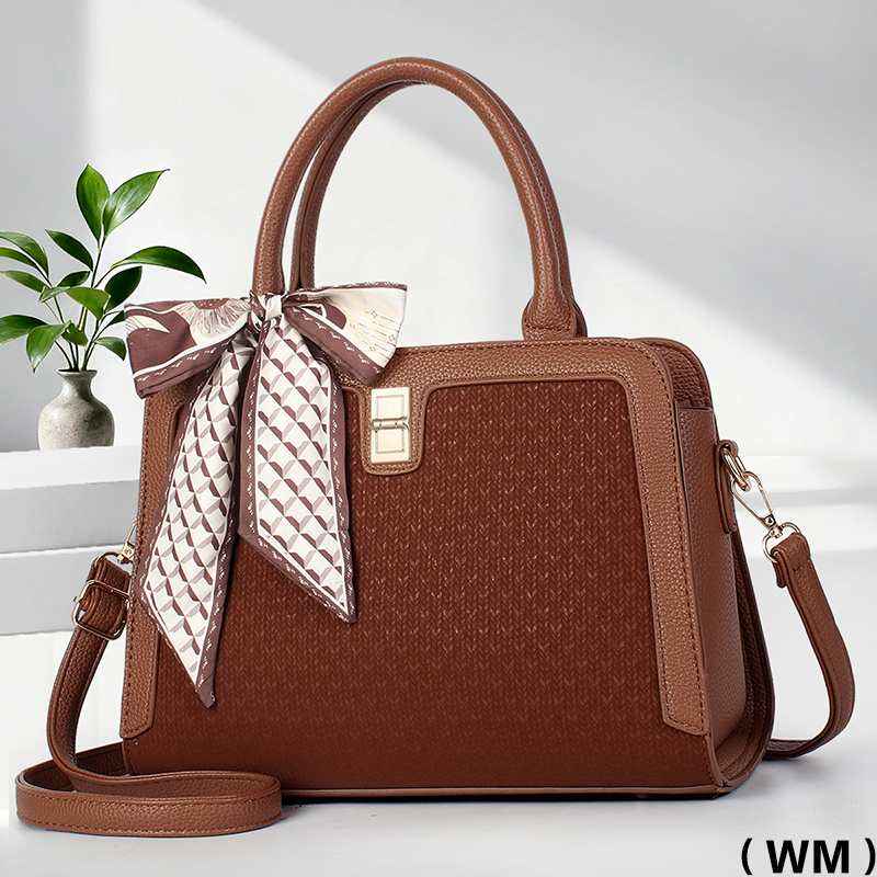 The new large-capacity hand-held shoulder crossbody bag MGYAC7-1 from Meifang Bag and Yiding Bag Industry Application Scenario