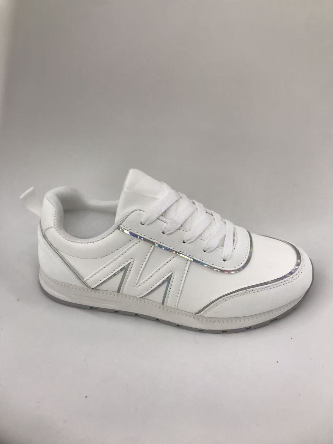 Women's sports shoes are breathable, comfortable, versatile and trendy full figure