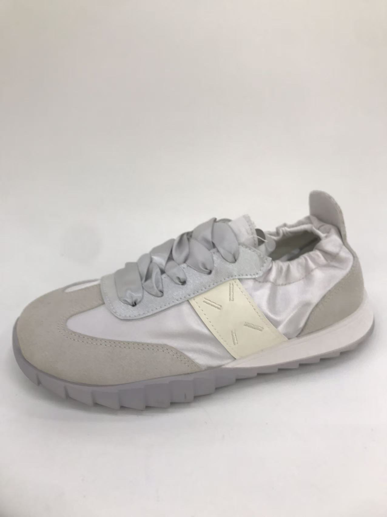 Women's casual sneakers are comfortable, versatile and trendy thumbnail