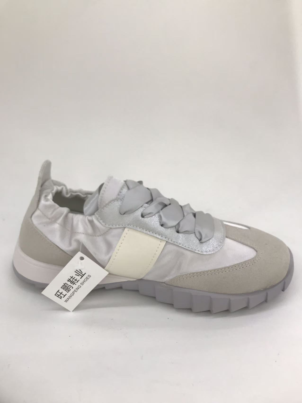 Women's casual sneakers are comfortable, versatile and trendy details Picture