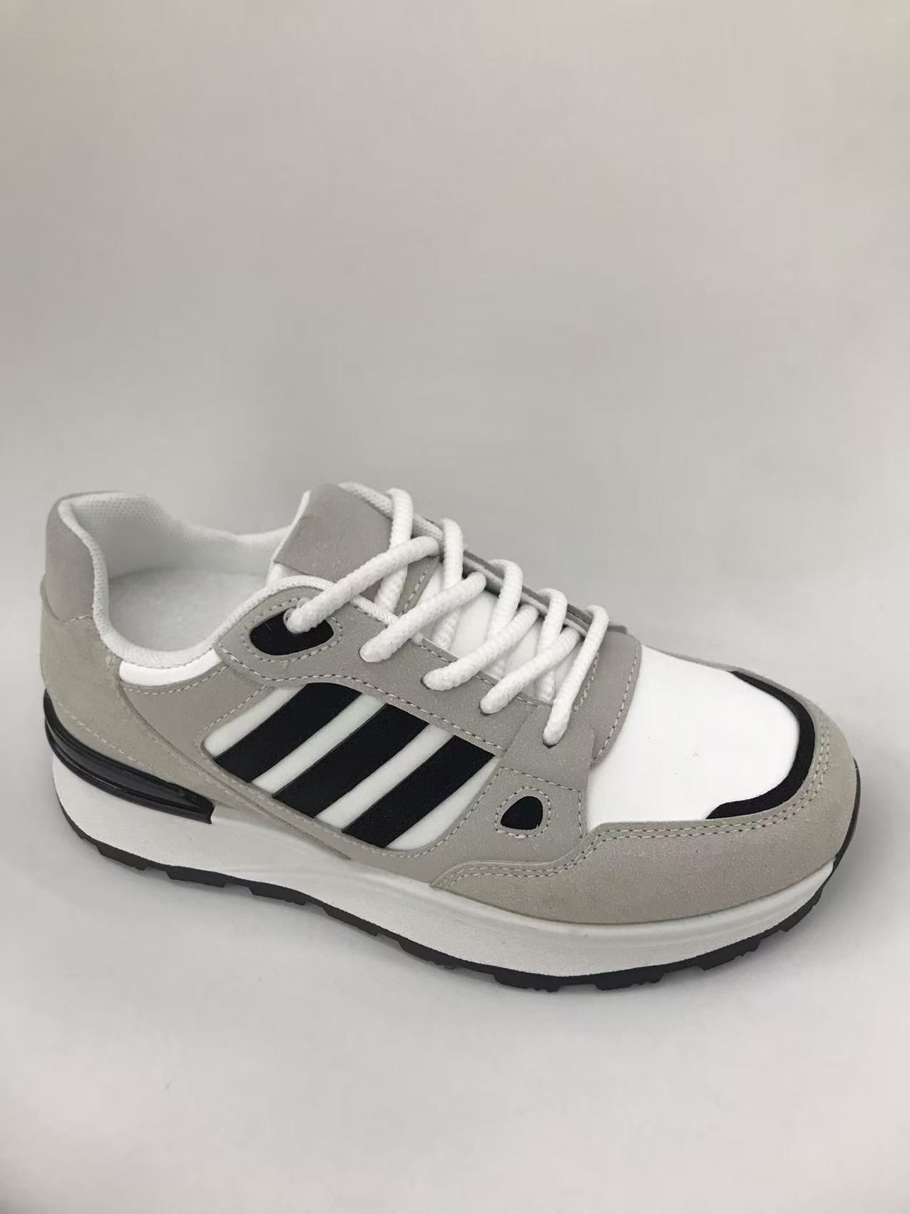 Casual board shoes, men's shoes, sporty men's shoes and trendy styles full figure