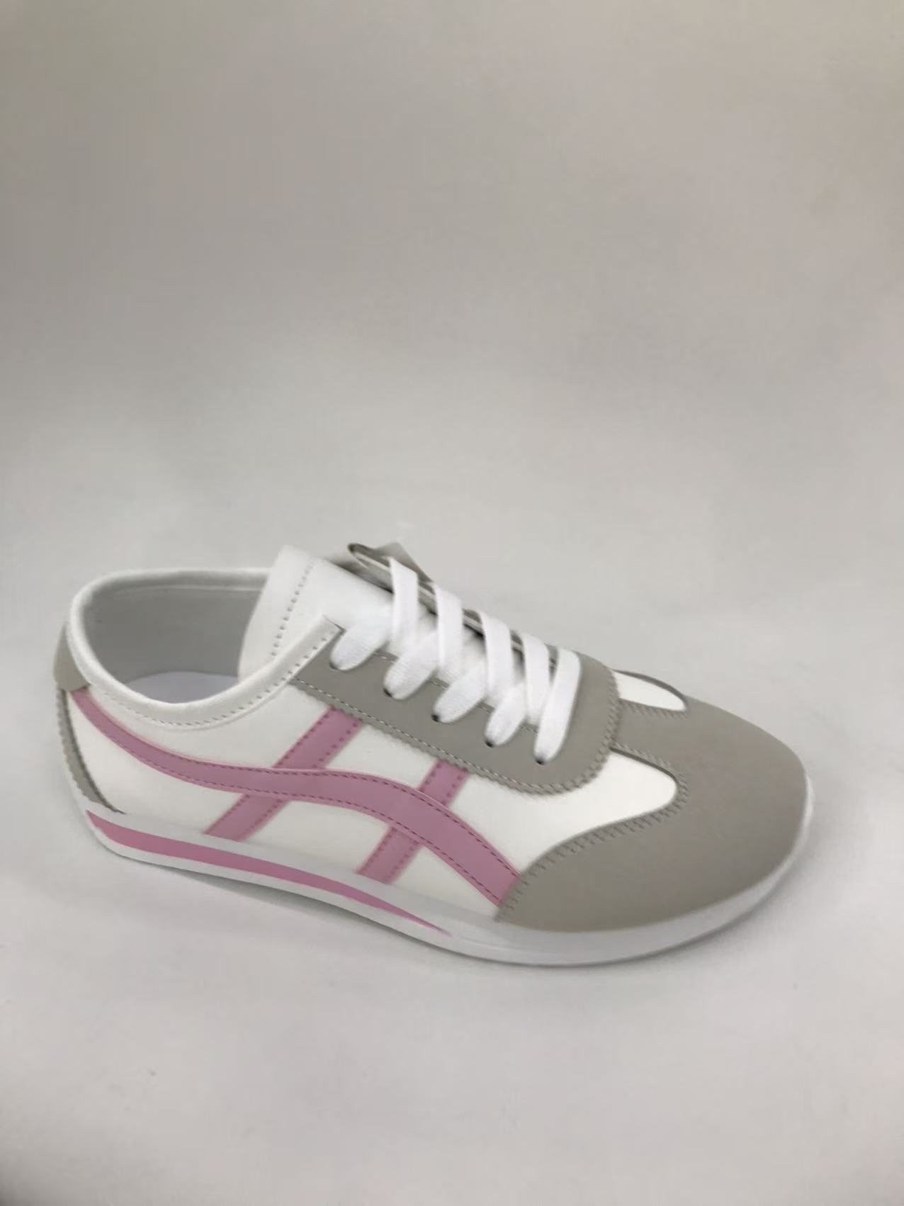 Women's sports and casual shoes with a patchwork style are comfortable and durable full figure