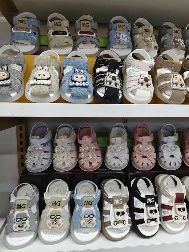 Baby's headband sandals series, illuminated, soft sole, soft upper, cartoon pattern, magic buckle, comfortable, fashionable, trendy, versatile and casual, size 15-20 baby walking shoes Application Scenario