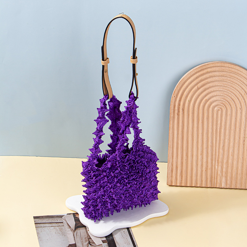 Sea urchin bag, durian bag slices, original, pure handcrafted, alternative bag, fashionable women's bag, multi-functional handbag, women's casual, versatile, trendy, lightweight, large capacity Application Scenario