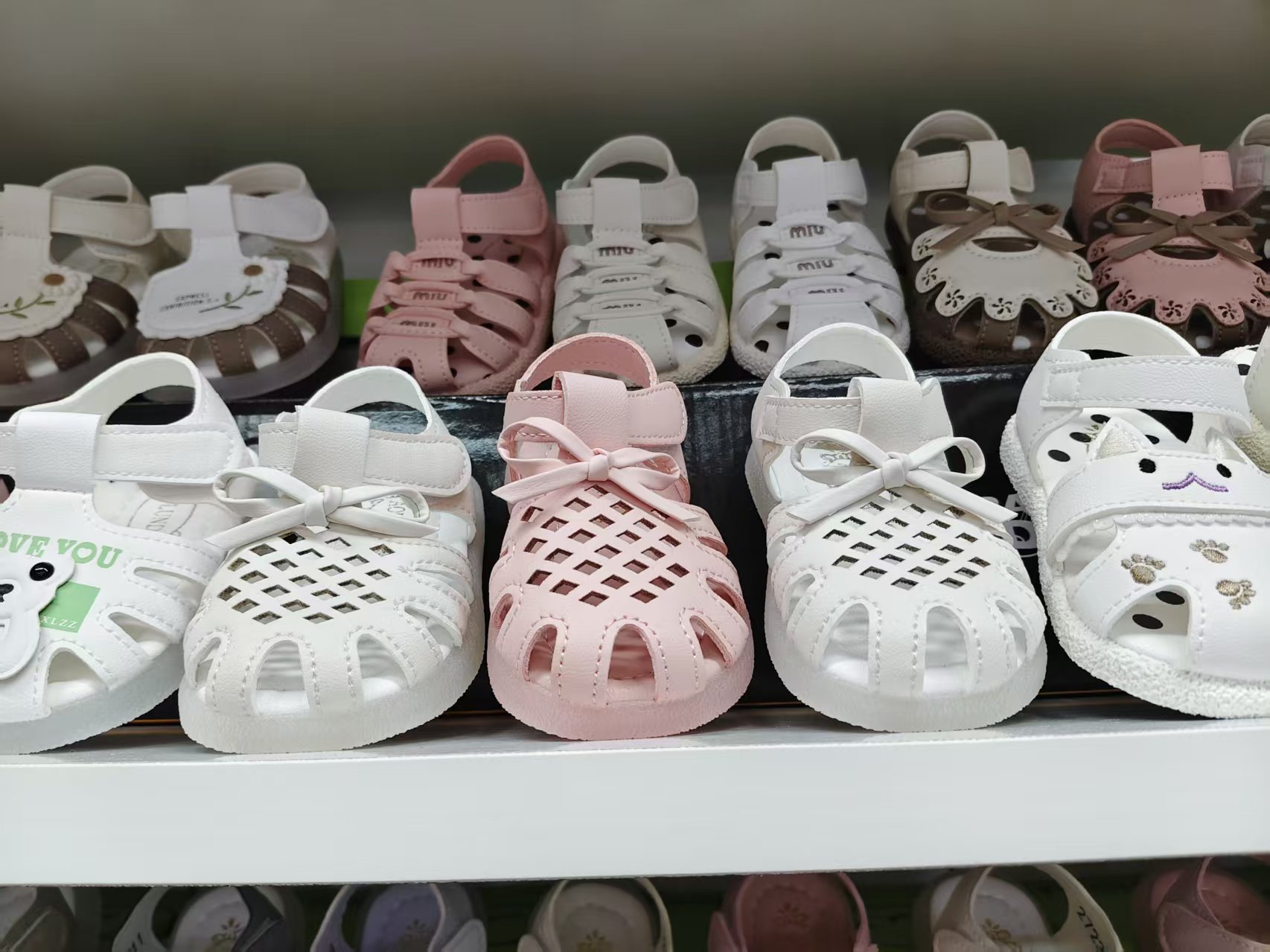 Baby's headband sandals series, illuminated, soft sole, soft upper, cartoon pattern, magic buckle, comfortable, fashionable, trendy, versatile and casual, size 15-20 baby walking shoes detail image 3