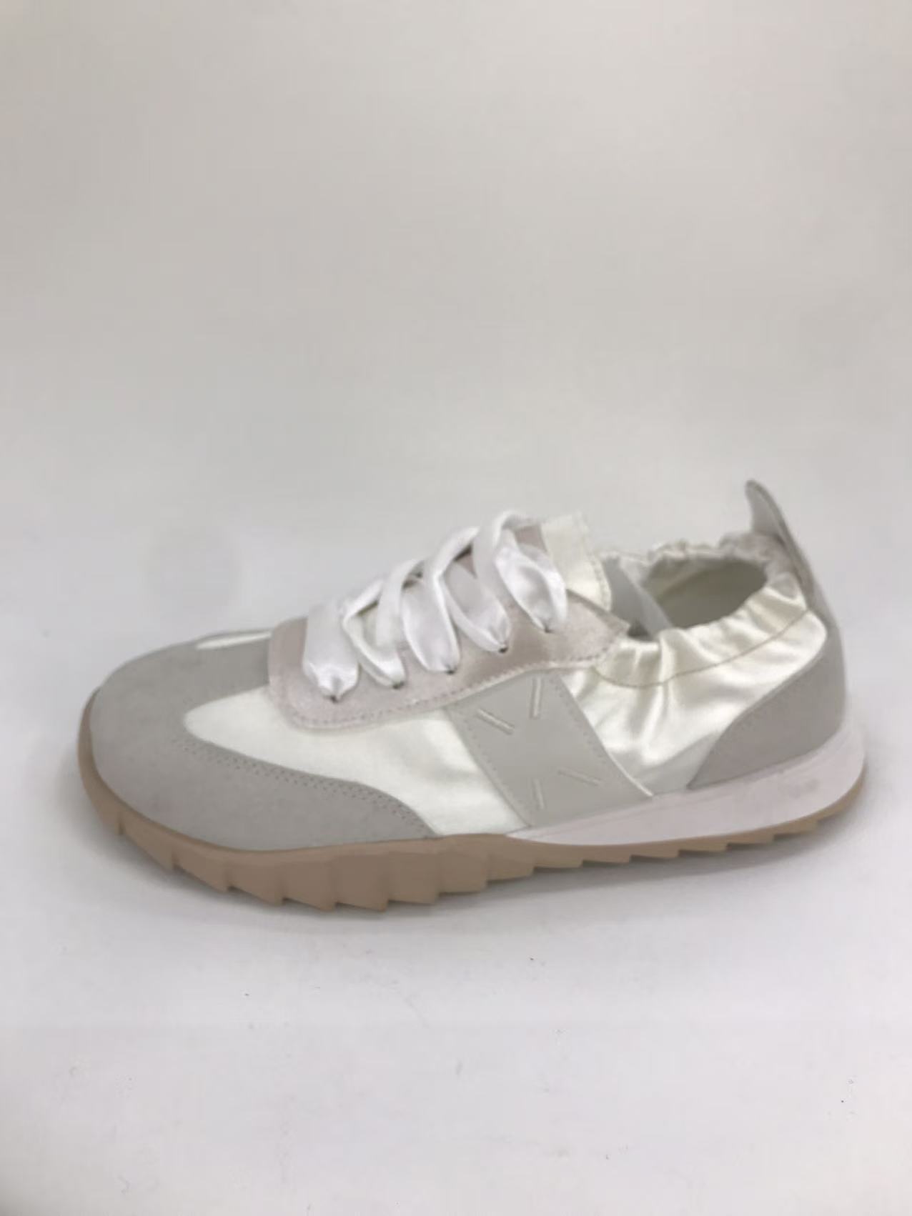 Women's casual sneakers are comfortable, versatile and trendy Specification drawing