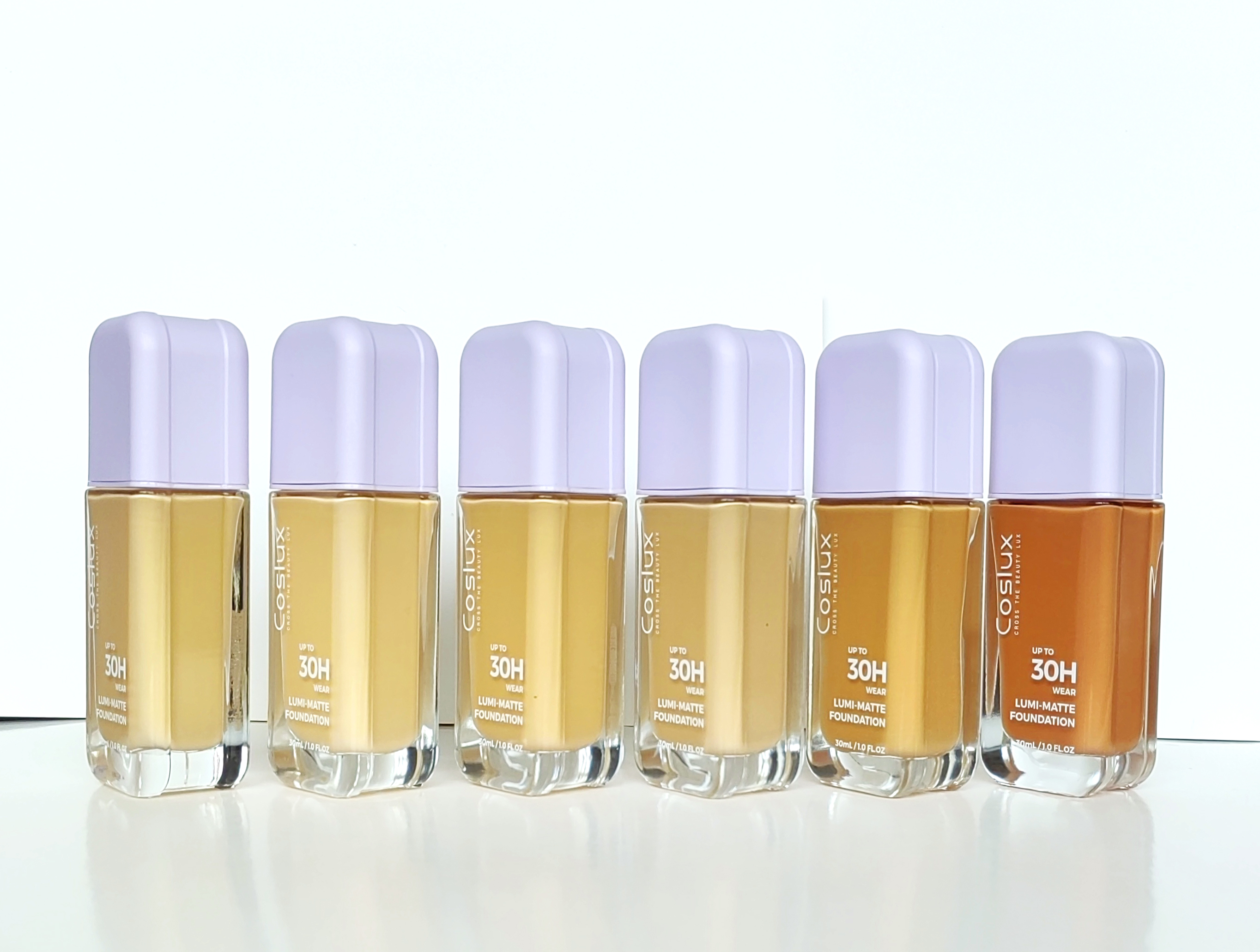 The matte and light foundation for makeup has a long-lasting concealing effect as light as air. It contains an amino acid light and long-lasting formula, presenting a matte makeup effect while adding a touch of luster details Picture