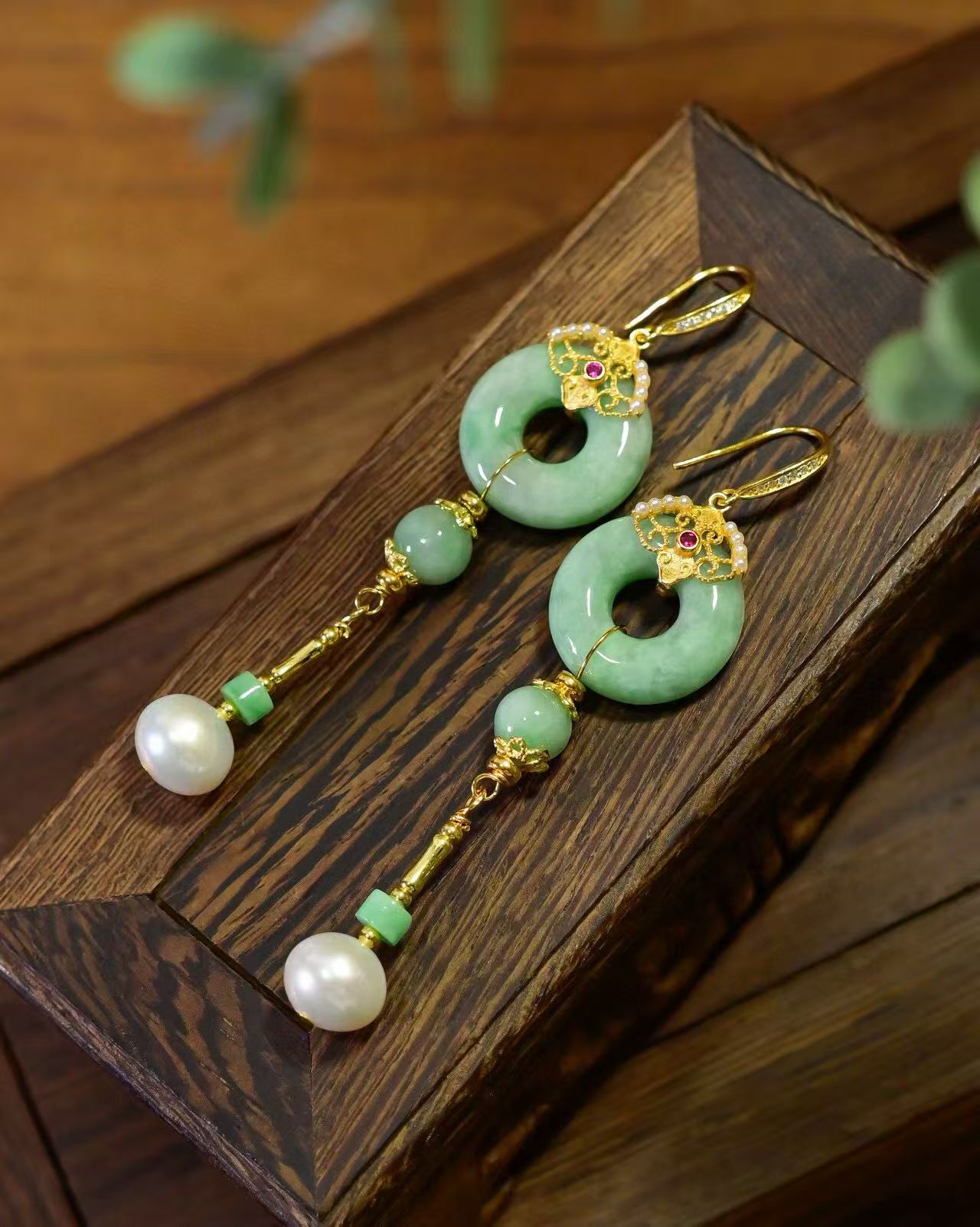 天然A货翡翠甜甜圈耳环搭配天然强光淡水珍珠点缀925纯银镀金配件详情图2