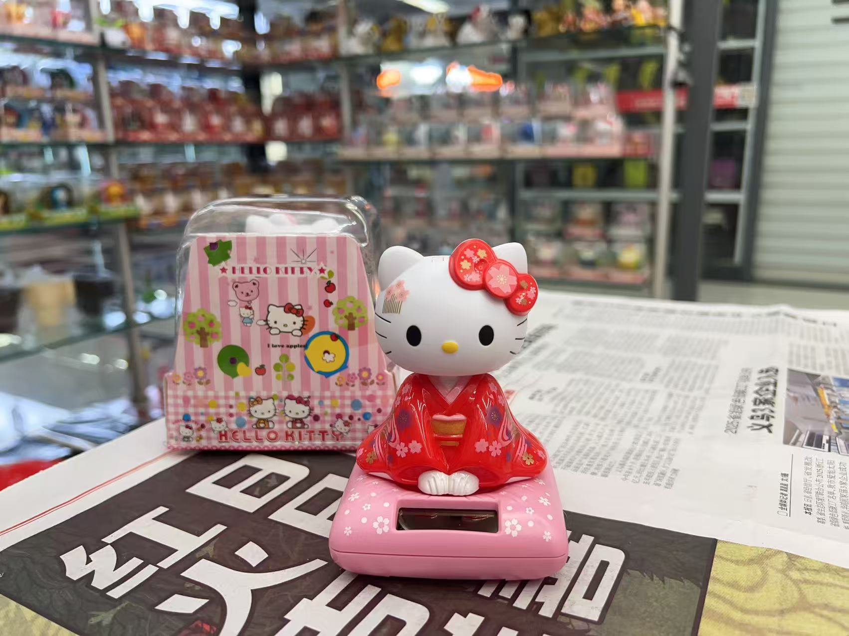 hellokitty car decoration ornaments, solar-powered oscillating center console ornaments, interesting car interior decoration gifts Specification image