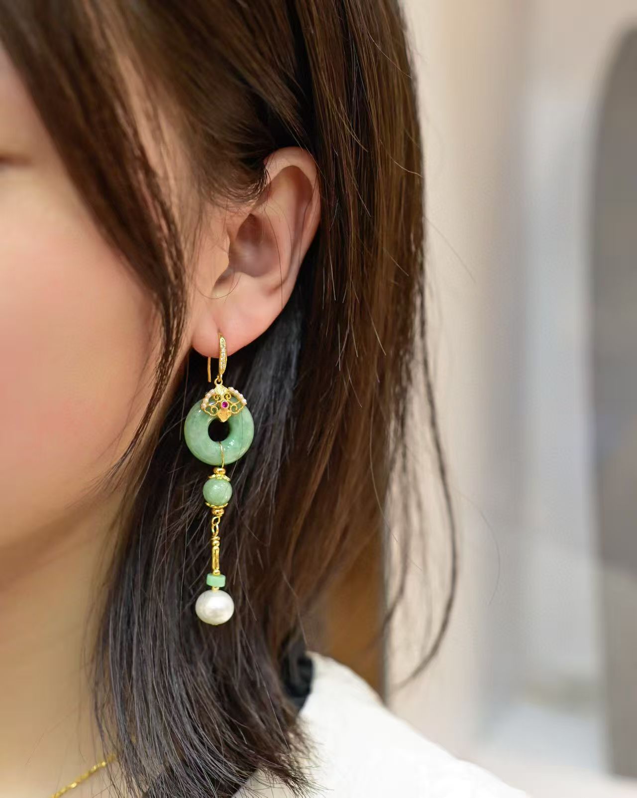天然A货翡翠甜甜圈耳环搭配天然强光淡水珍珠点缀925纯银镀金配件详情图5
