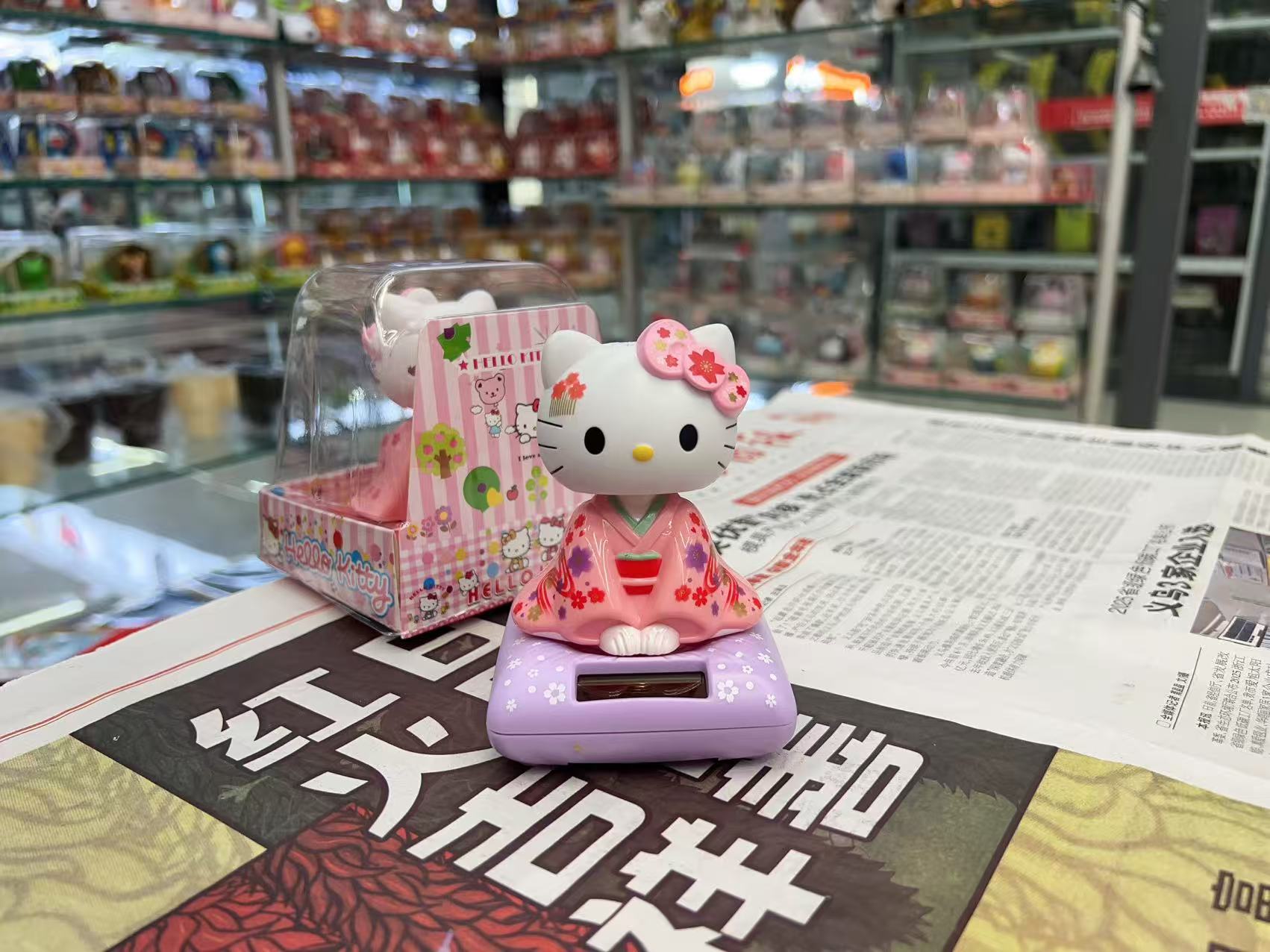 hellokitty car decoration ornaments, solar-powered oscillating center console ornaments, interesting car interior decoration gifts details Picture