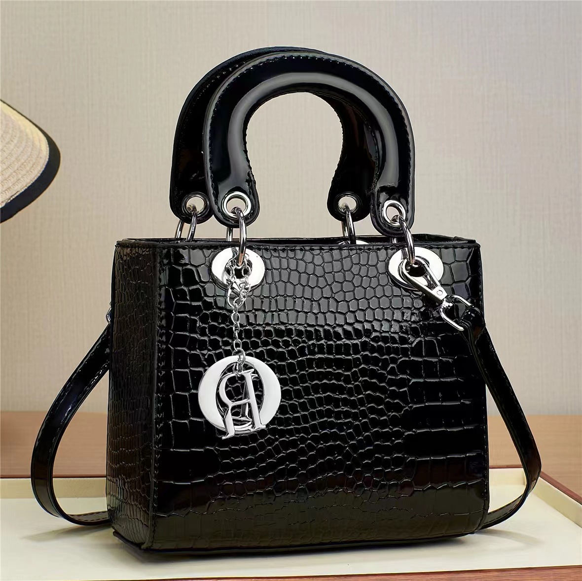 The new stone-patterned single-shoulder bag is trendy and fashionable. The bucket bag is versatile for cross-border use. It has a large capacity and is elegant. It can be carried diagonally on one shoulder and has a large capacity thumbnail