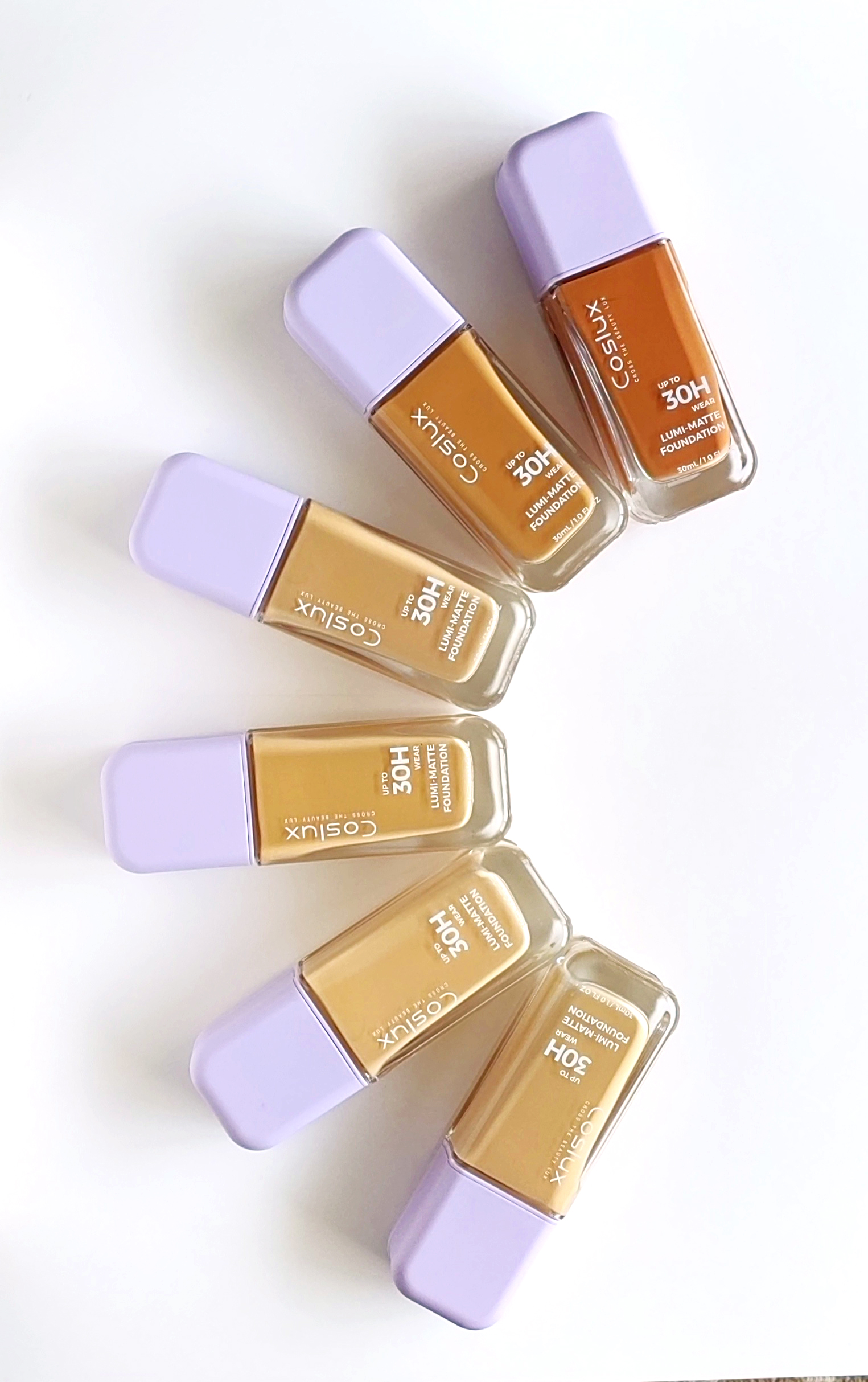 The matte and light foundation for makeup has a long-lasting concealing effect as light as air. It contains an amino acid light and long-lasting formula, presenting a matte makeup effect while adding a touch of luster Application Scenario