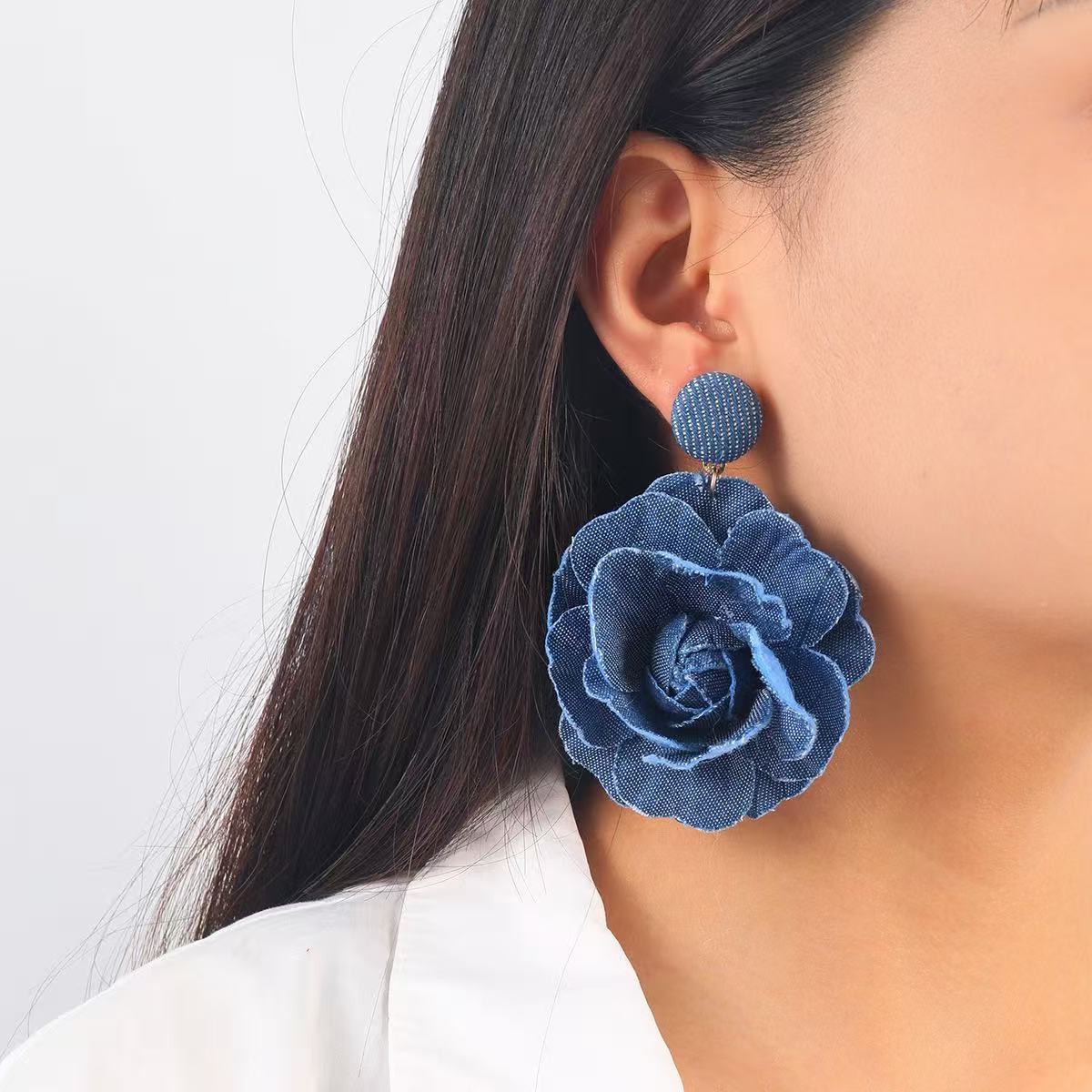 New flower earrings, European and American exaggerated earrings, trendy denim blue rose flower jewelry earrings HD1001 Application Scenario
