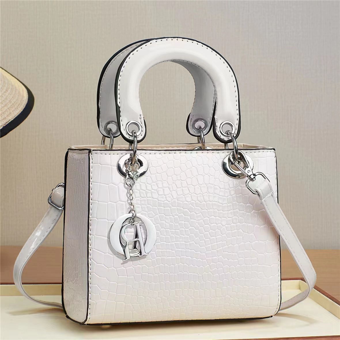 The new stone-patterned single-shoulder bag is trendy and fashionable. The bucket bag is versatile for cross-border use. It has a large capacity and is elegant. It can be carried diagonally on one shoulder and has a large capacity Specification drawing